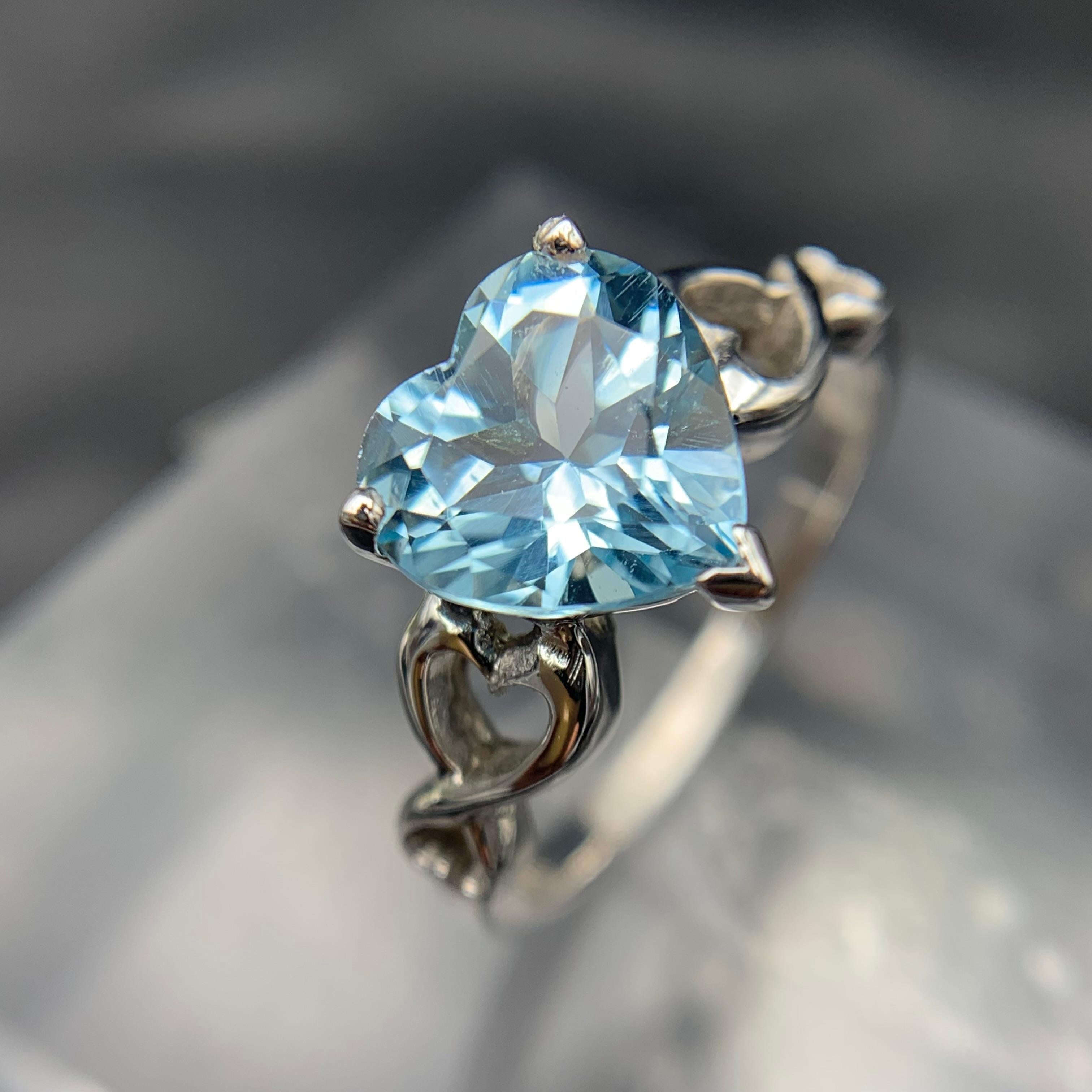 Donna Squisito anello di topazio azzurro naturale in argento 925 a forma di cuore, misura 8 in vendita