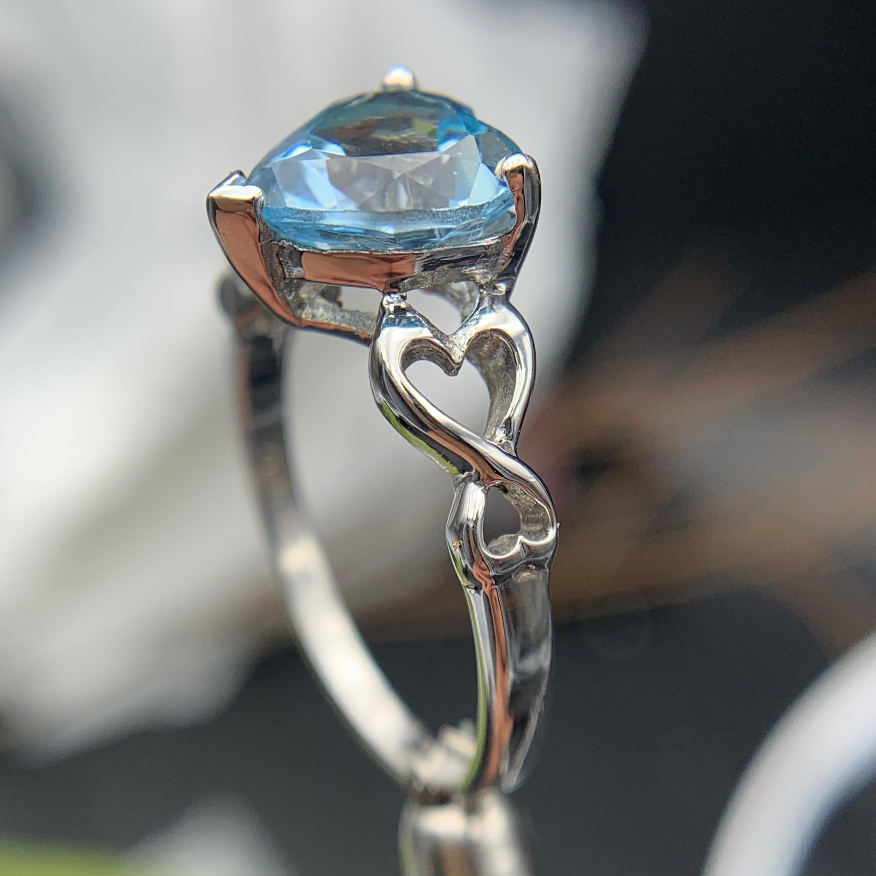 Squisito anello di topazio azzurro naturale in argento 925 a forma di cuore, misura 8 in vendita 1
