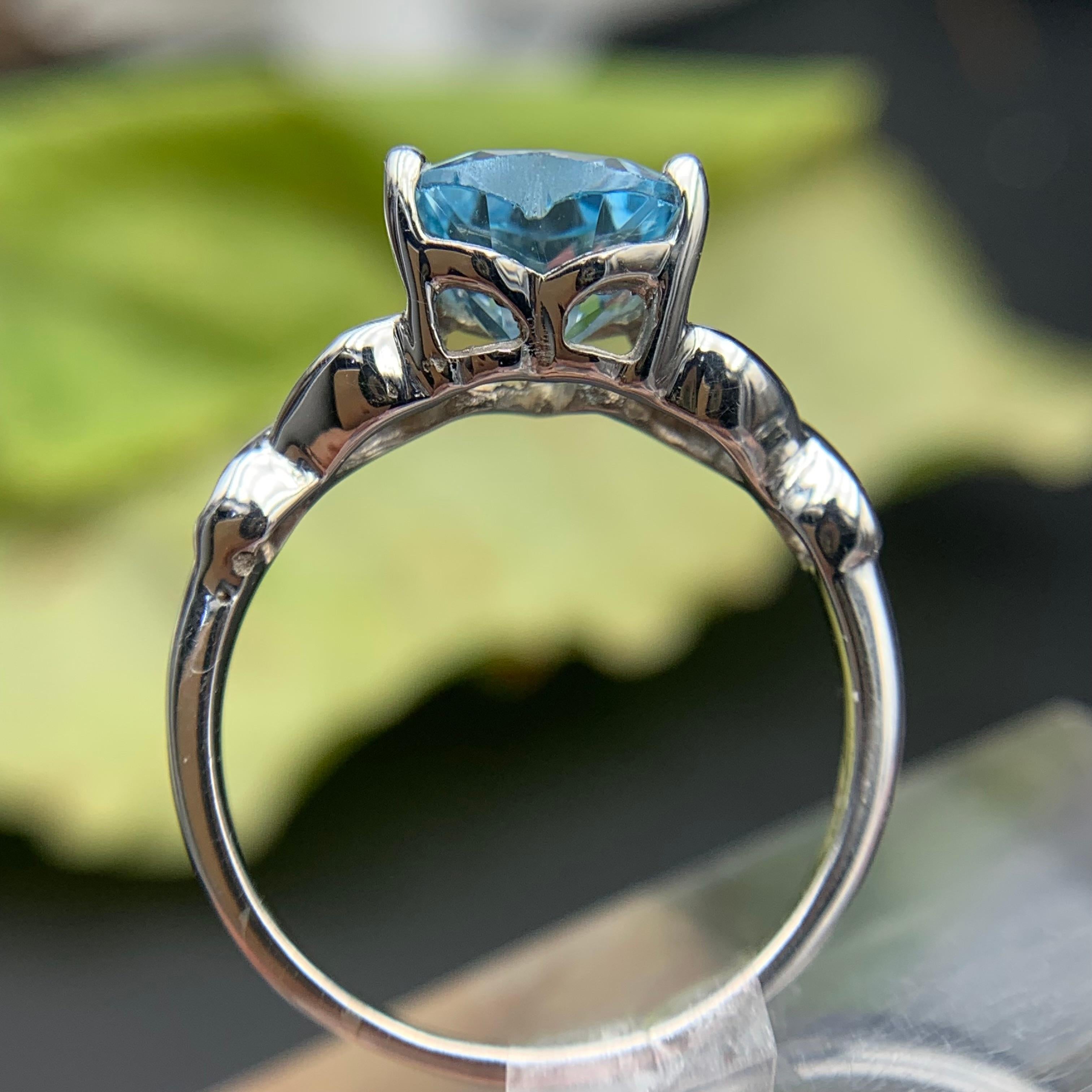 Squisito anello di topazio azzurro naturale in argento 925 a forma di cuore, misura 8 in vendita 2
