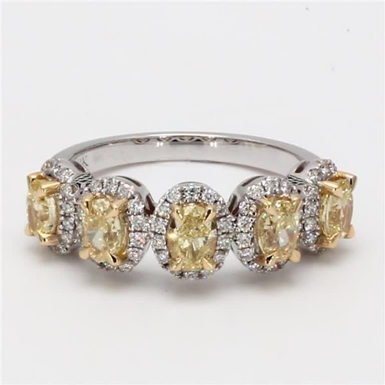 Der klassische Diamantring von RareGemWorld. Eingefasst in eine wunderschöne Fassung aus 18 Karat Gelb- und Weißgold mit gelben Diamanten im natürlichen Ovalschliff. Die gelben Diamanten sind von kleinen runden weißen Naturdiamanten umgeben. Dieser