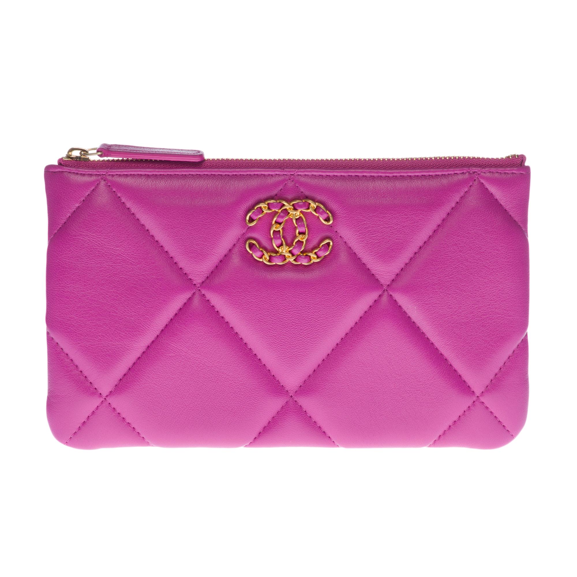 Gorgeous Pouch/Wallet Chanel 19 zipped in purple quilted lambskin, gold metal hardware
CC logo in gold metal interlaced with purple leather on the front
Top zipper closure
Purple canvas inner lining, one patch pocket, 3 card slots
Signature: