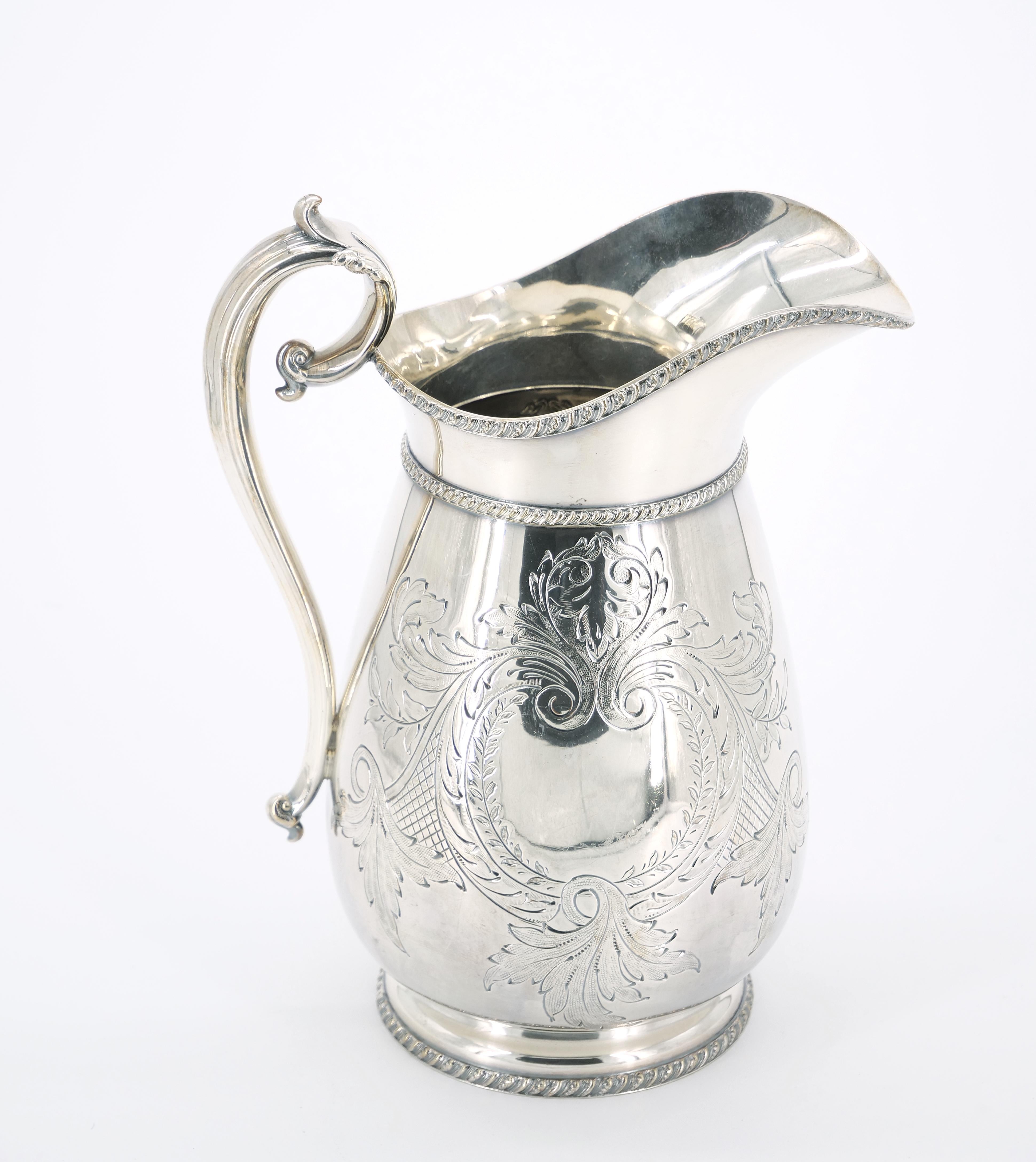 Exquisite Old English Sheffield Silver-plated Tableware Serving Pitcher In Good Condition For Sale In Tarry Town, NY