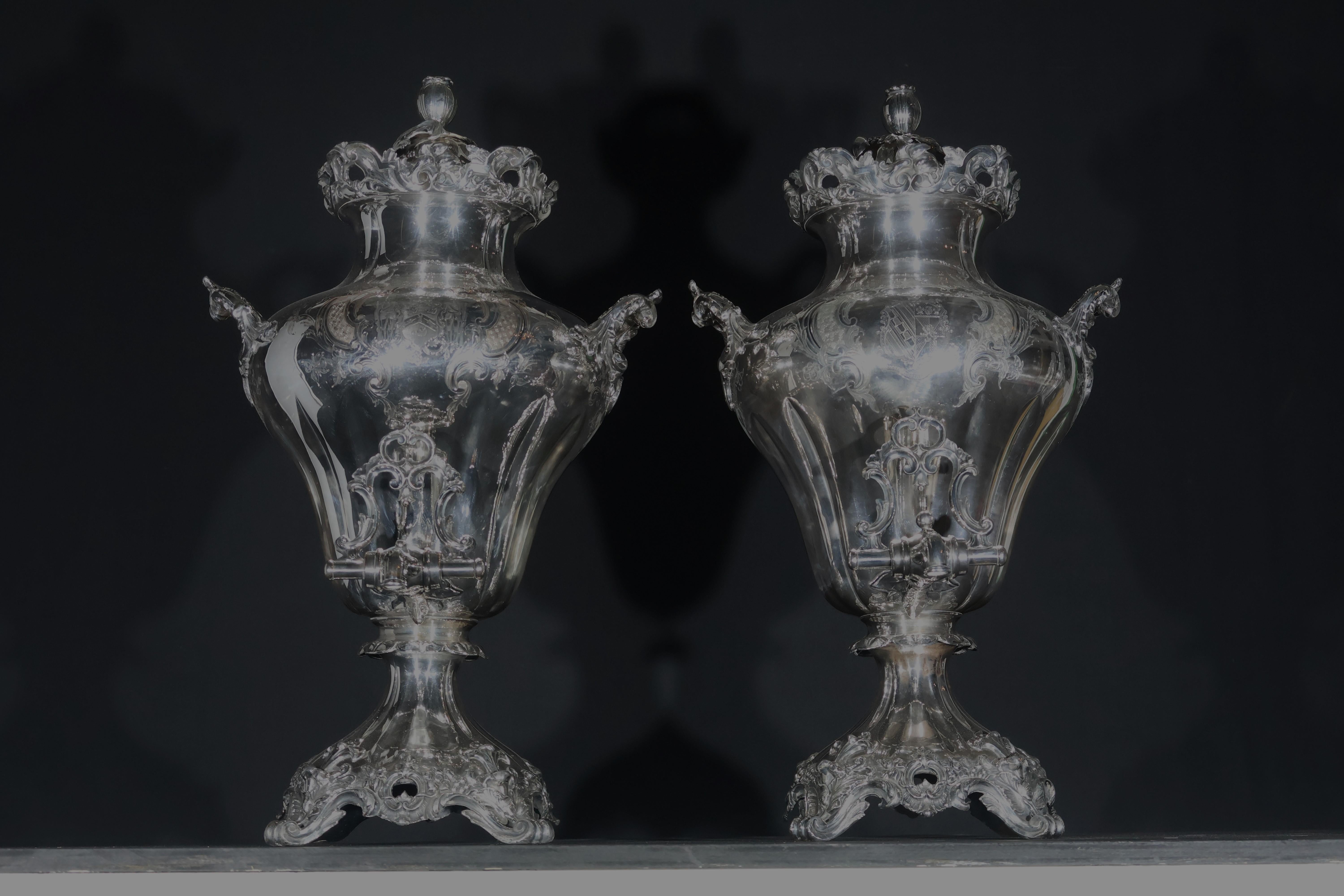 Una squisita coppia di antichi samovar di Sheffield. Ottime condizioni. 
Inghilterra, circa 1890.
Dimensioni: Altezza 21