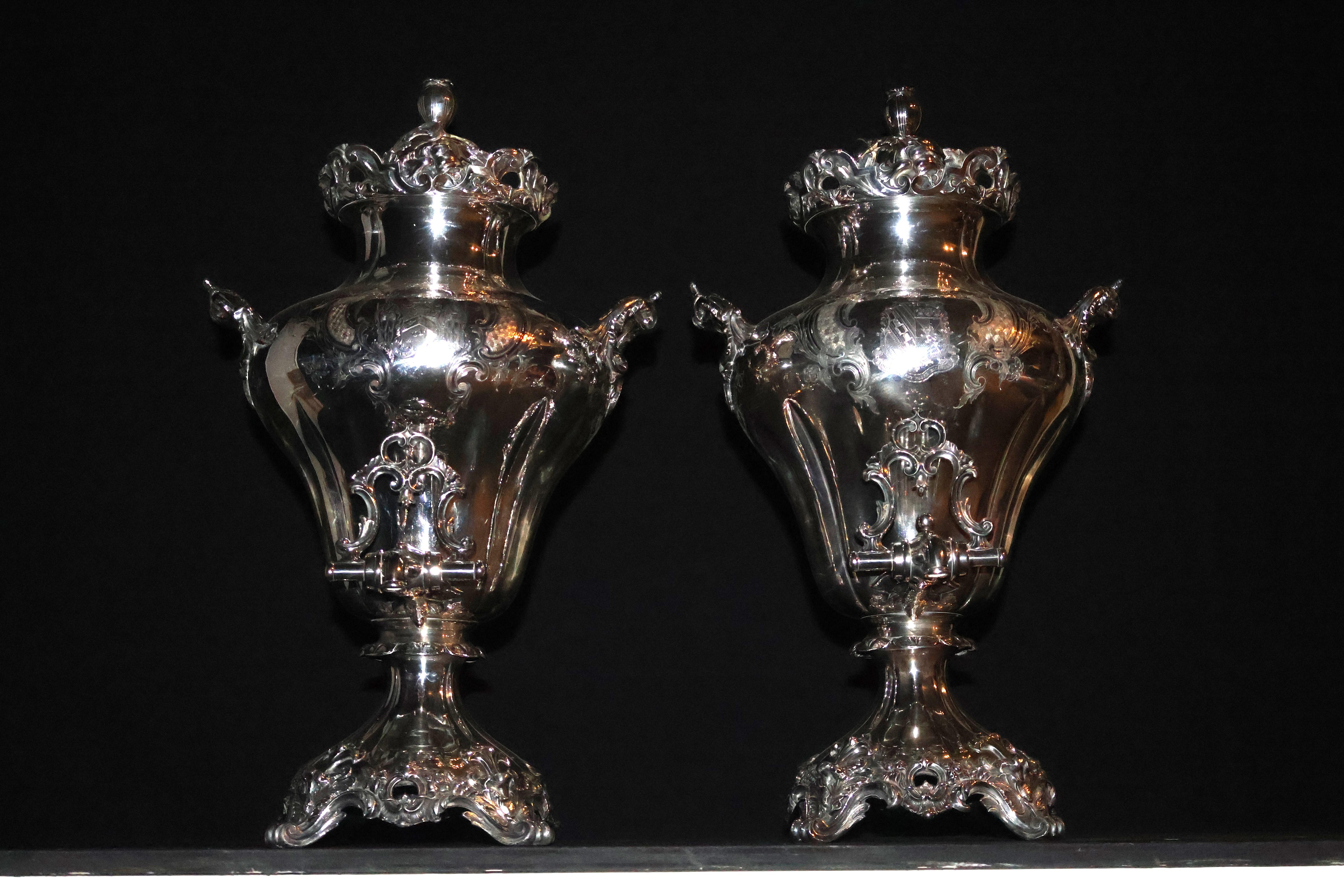 Neoclassico Squisita coppia di samovar Sheffield antichi in vendita