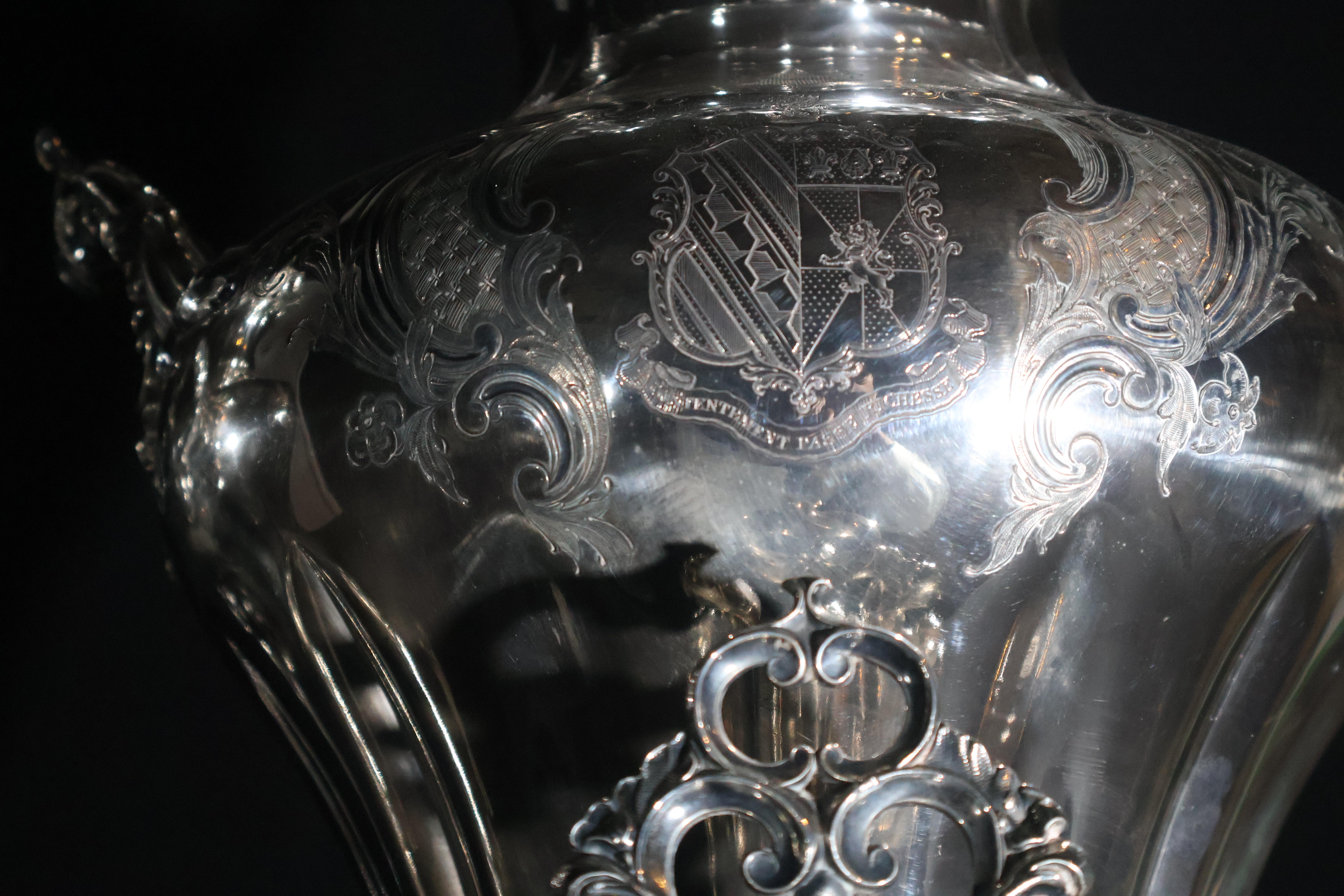 Squisita coppia di samovar Sheffield antichi In condizioni buone in vendita a Atlanta, GA