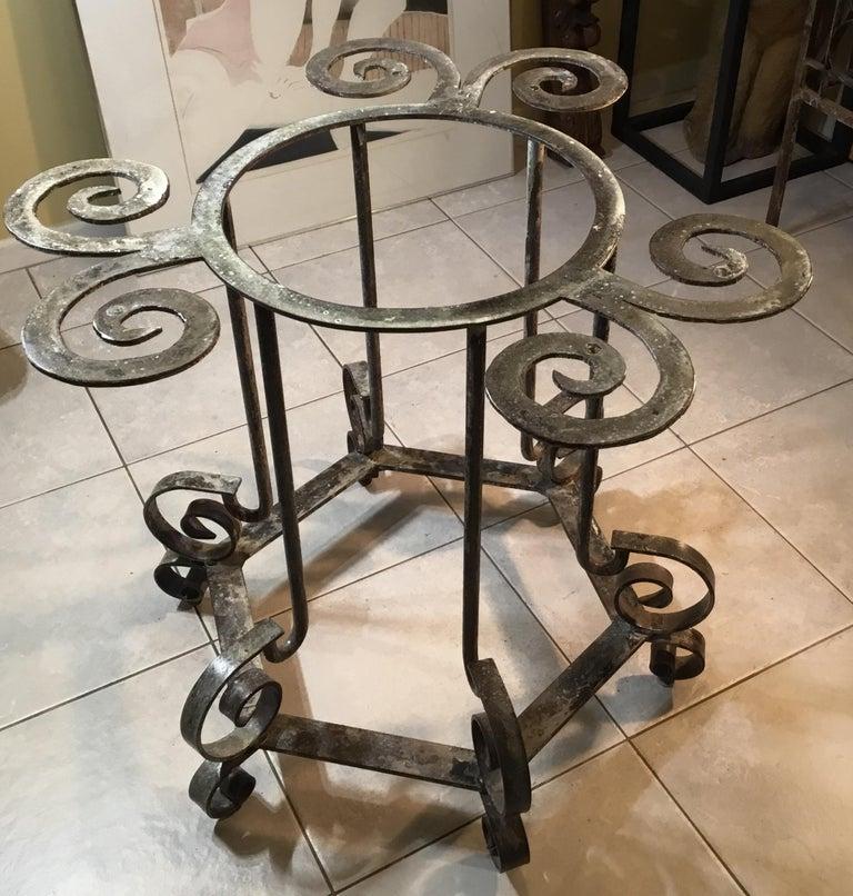 

Élevez votre espace de vie avec cette superbe table centrale en fer forgé à la main, unique en son genre, à plateau en spirale. Il ne s'agit pas d'un simple meuble, mais d'une œuvre d'art fonctionnelle, imprégnée d'un mélange unique d'élégance et
