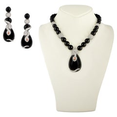 Exquis ensemble boucles d'oreilles et collier en onyx, diamants et corail de Victoria Cassal