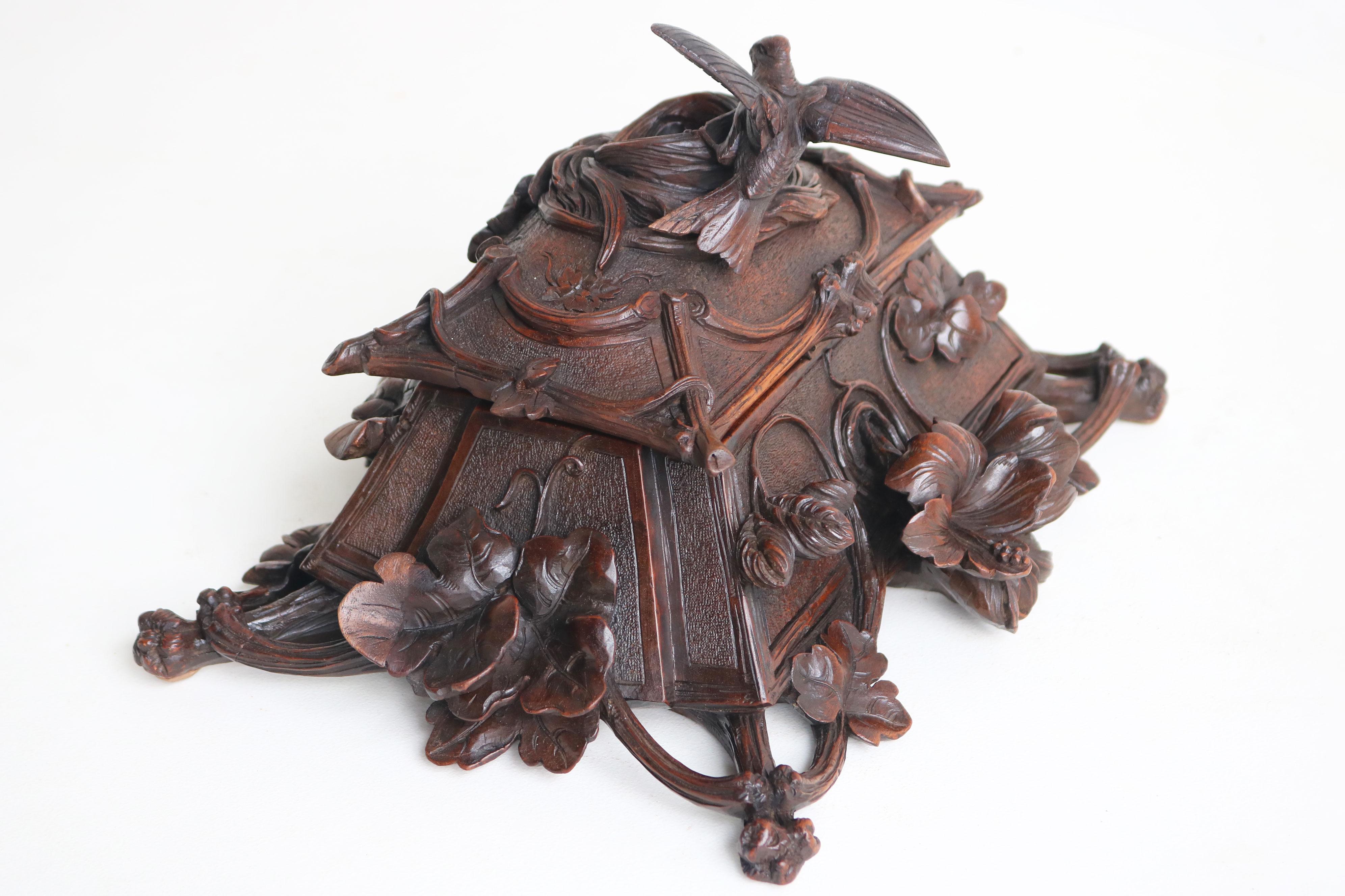 Exquise boîte à bijoux en noyer ouvertement sculptée au 19e siècle en Suisse Black Forest, oiseau en vente 3