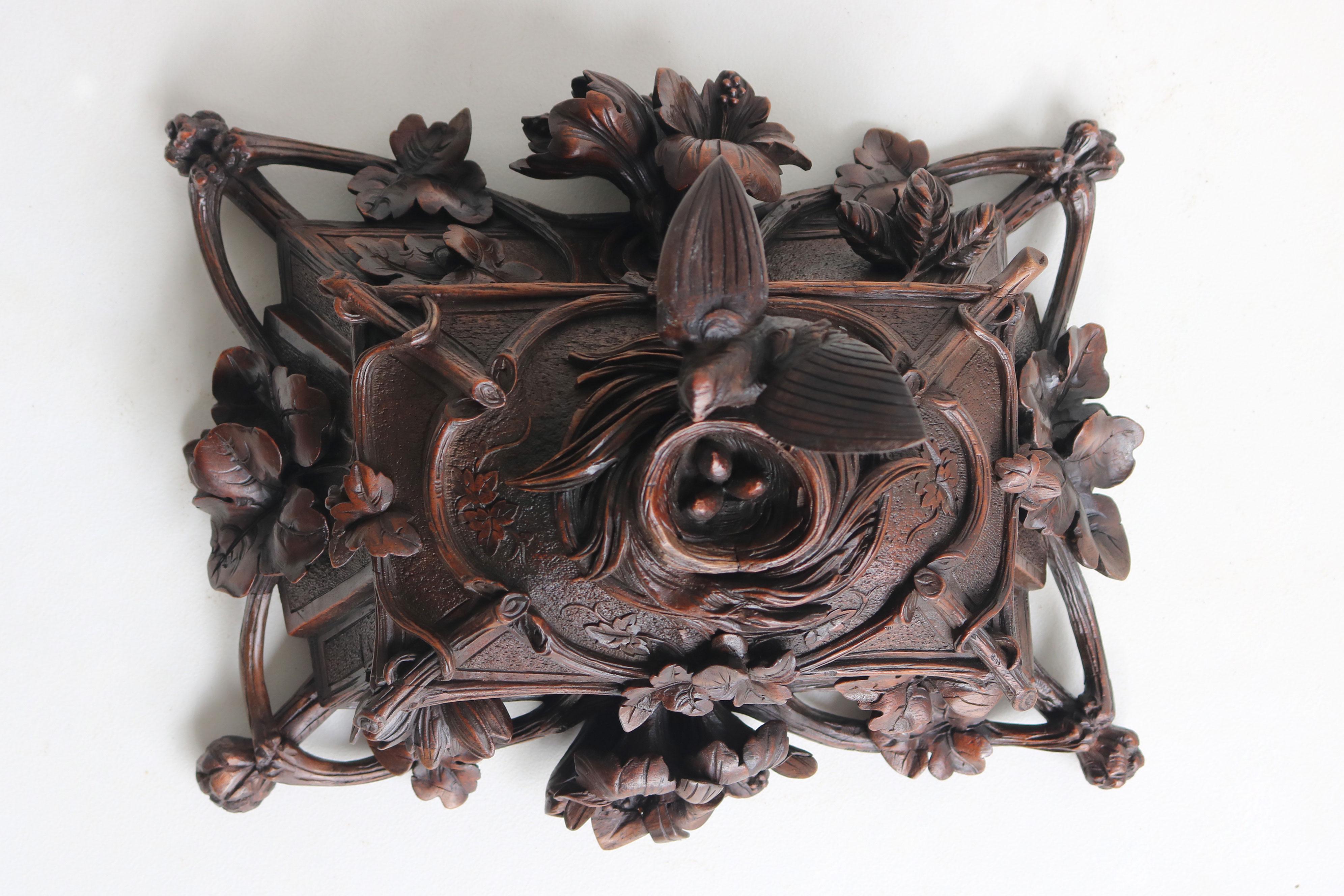 Exquise boîte à bijoux en noyer ouvertement sculptée au 19e siècle en Suisse Black Forest, oiseau en vente 5