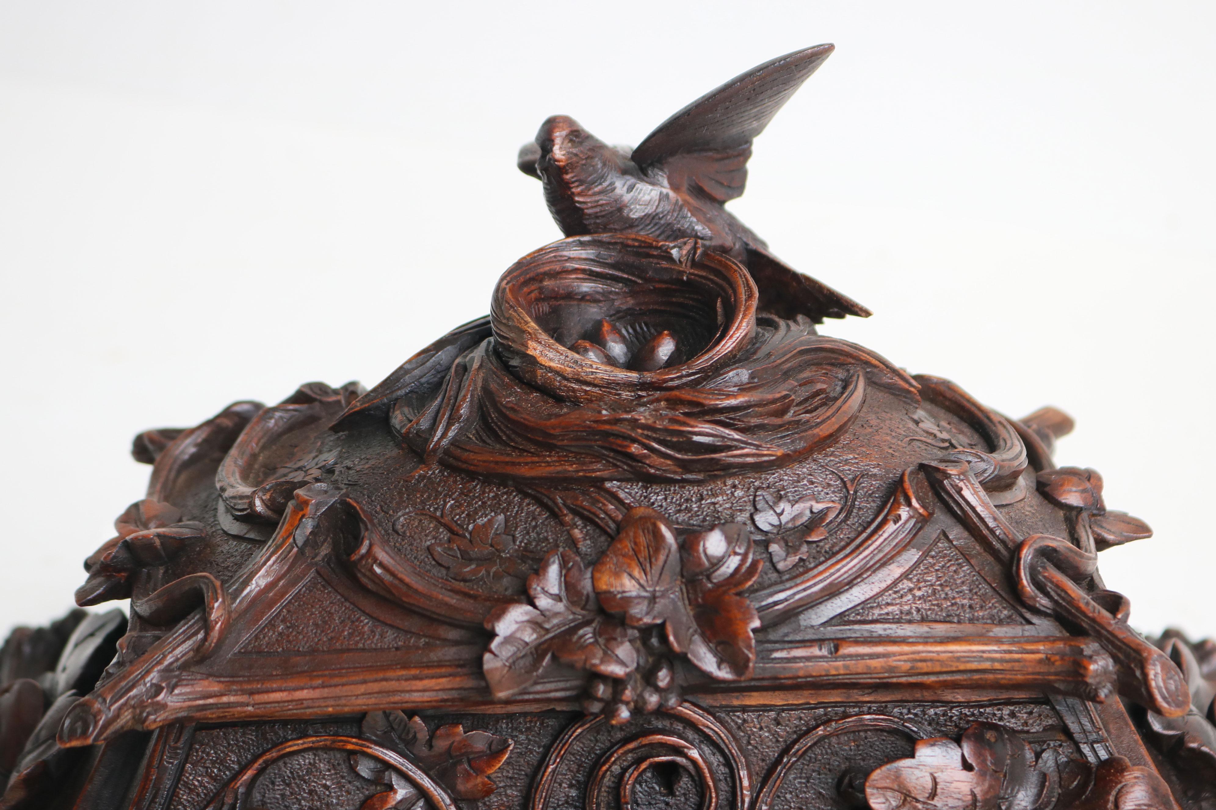 Exquise boîte à bijoux en noyer ouvertement sculptée au 19e siècle en Suisse Black Forest, oiseau en vente 6