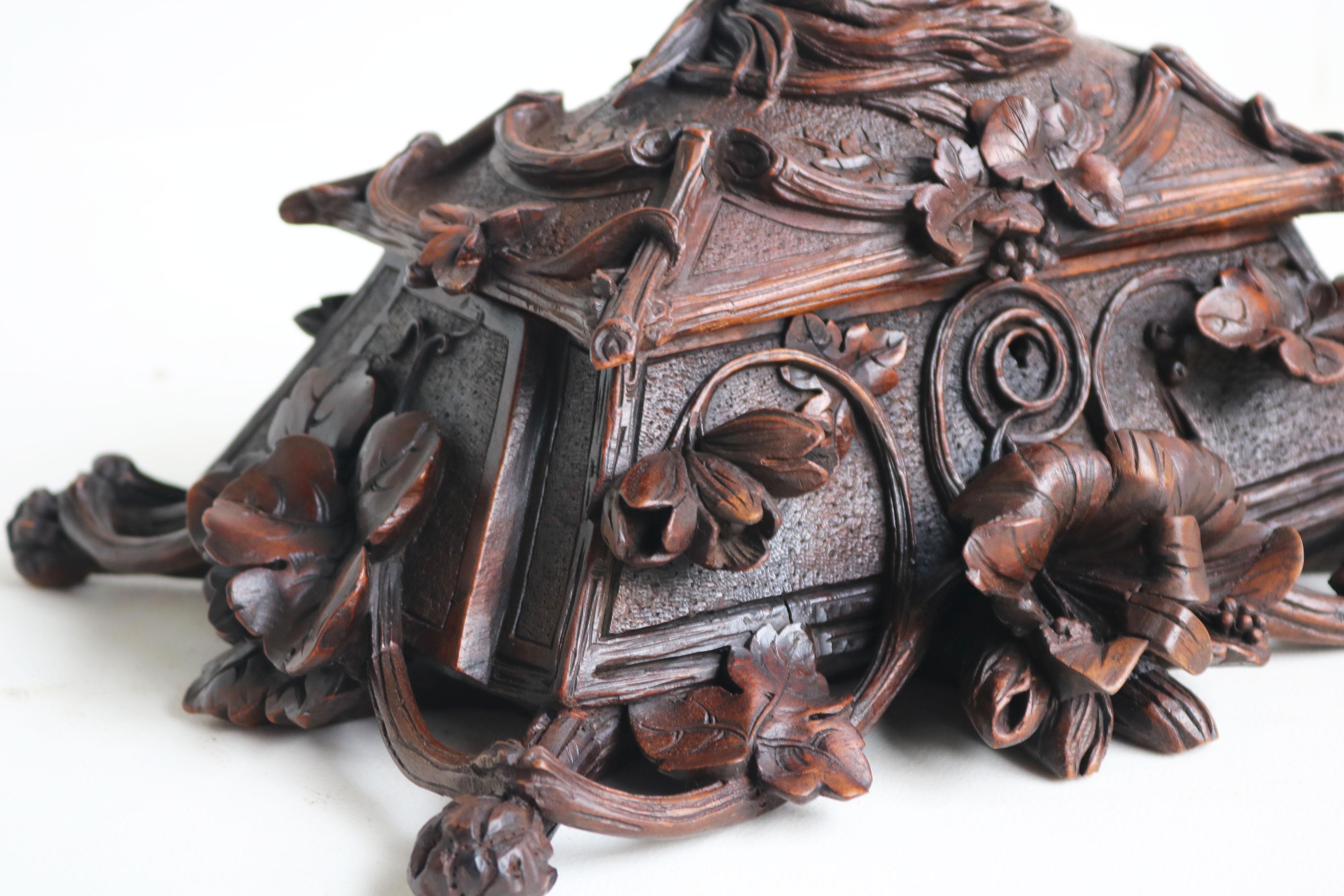Exquise boîte à bijoux en noyer ouvertement sculptée au 19e siècle en Suisse Black Forest, oiseau en vente 7
