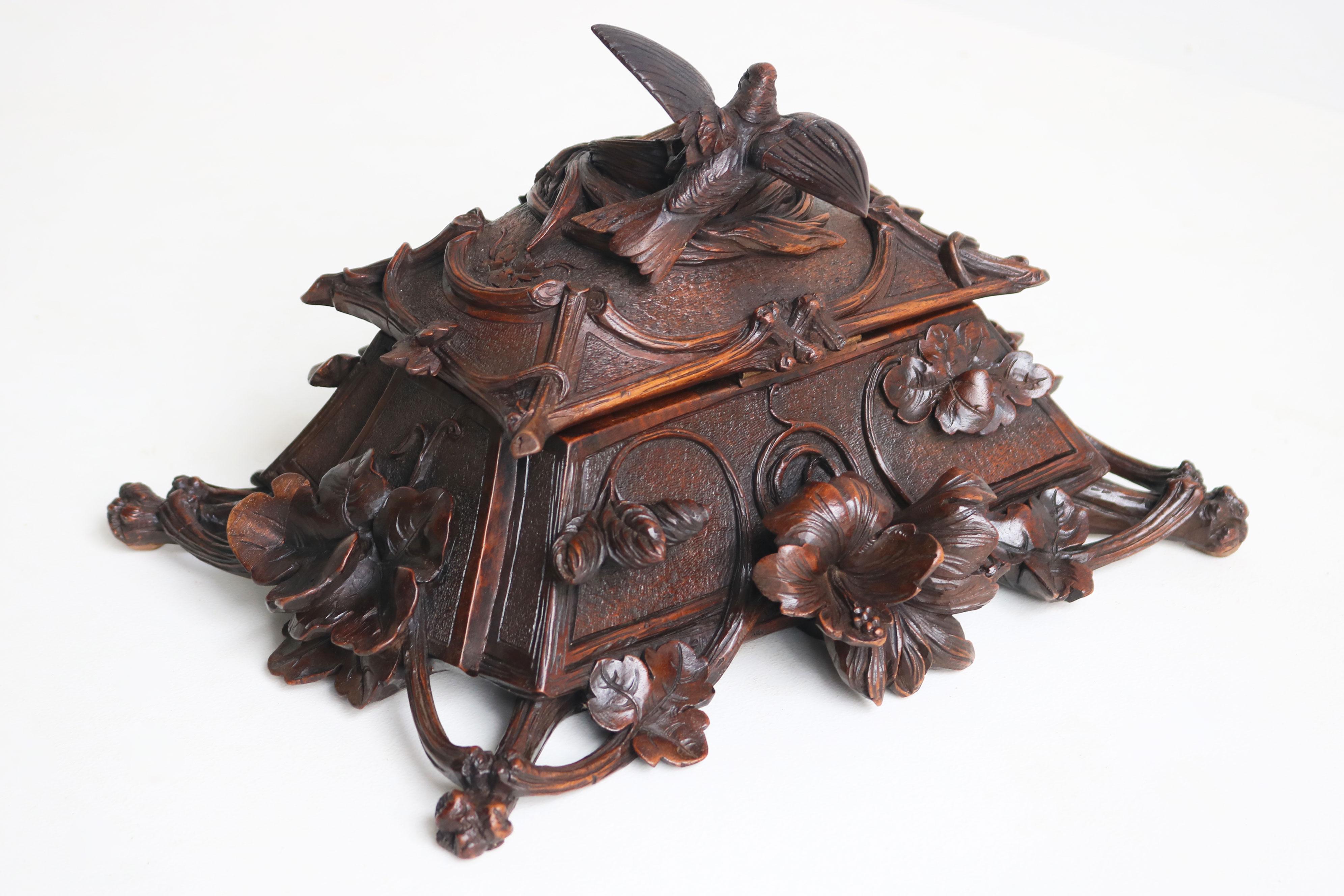 Exquise boîte à bijoux en noyer ouvertement sculptée au 19e siècle en Suisse Black Forest, oiseau en vente 8