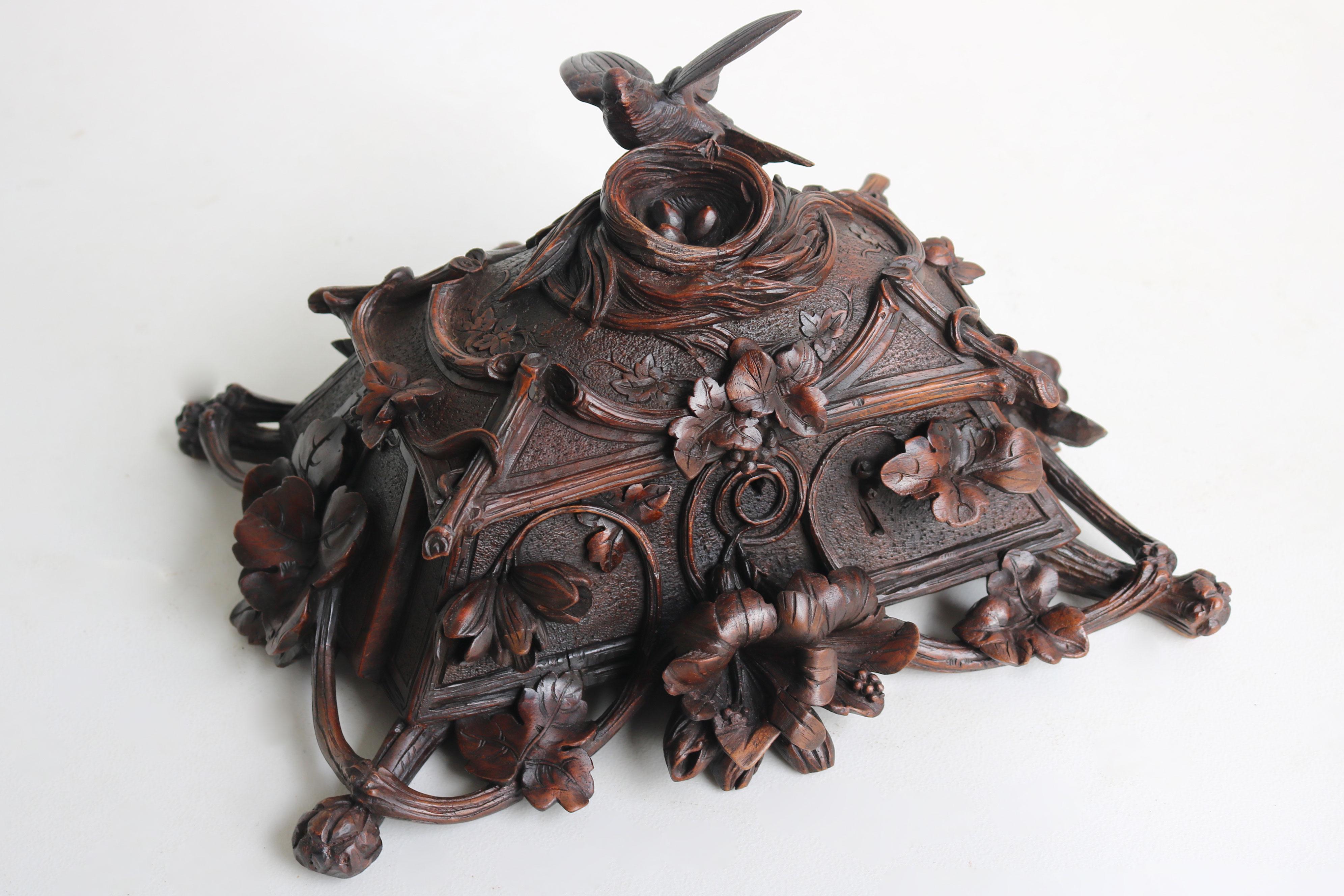 Véritable œuvre d'art, cette étonnante boîte à bijoux de la Forêt-Noire suisse du XIXe siècle est entièrement sculptée à la main et constitue un remarquable exemple de savoir-faire artisanal. Vieux de près de 150 ans, le bois a développé une riche