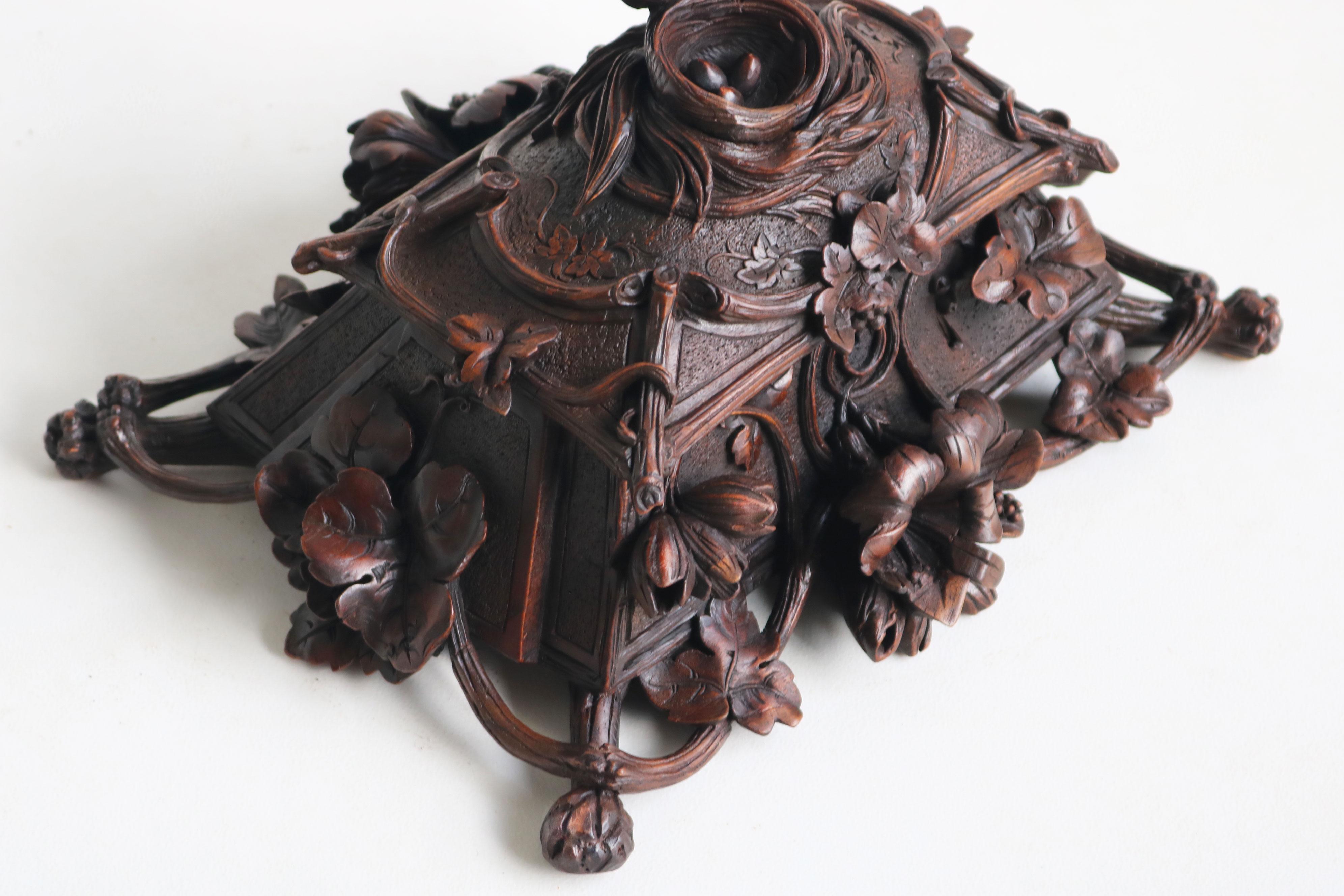 Sculpté à la main Exquise boîte à bijoux en noyer ouvertement sculptée au 19e siècle en Suisse Black Forest, oiseau en vente