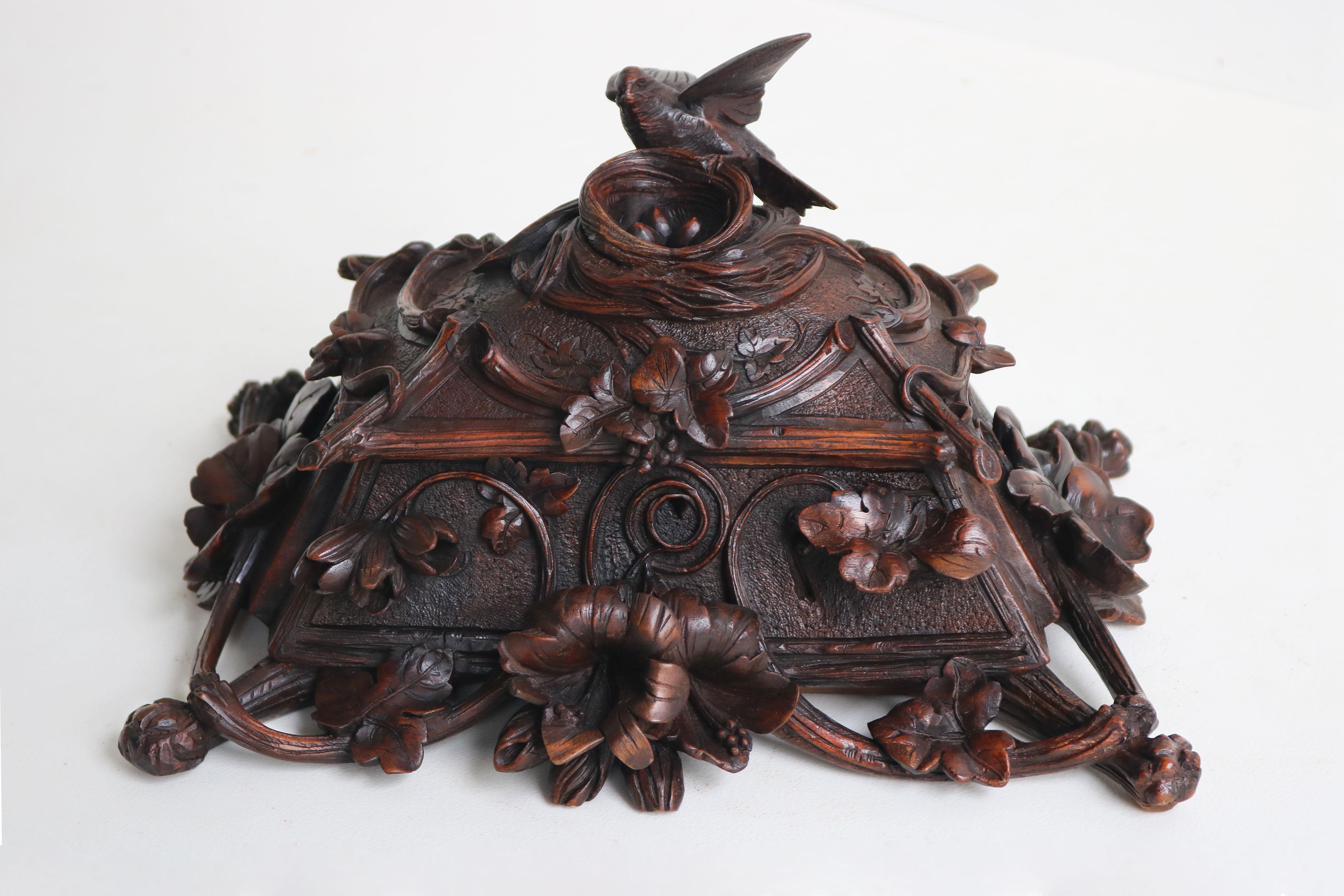 Exquise boîte à bijoux en noyer ouvertement sculptée au 19e siècle en Suisse Black Forest, oiseau Bon état - En vente à Ijzendijke, NL