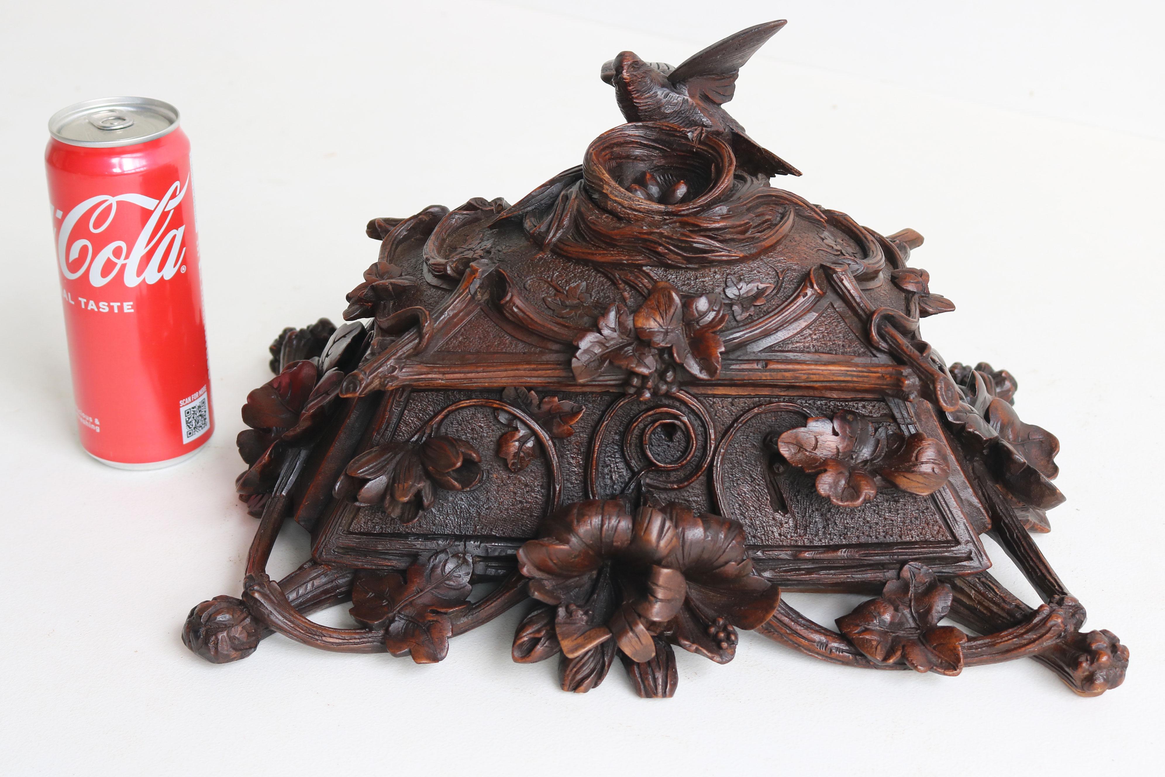 XIXe siècle Exquise boîte à bijoux en noyer ouvertement sculptée au 19e siècle en Suisse Black Forest, oiseau en vente