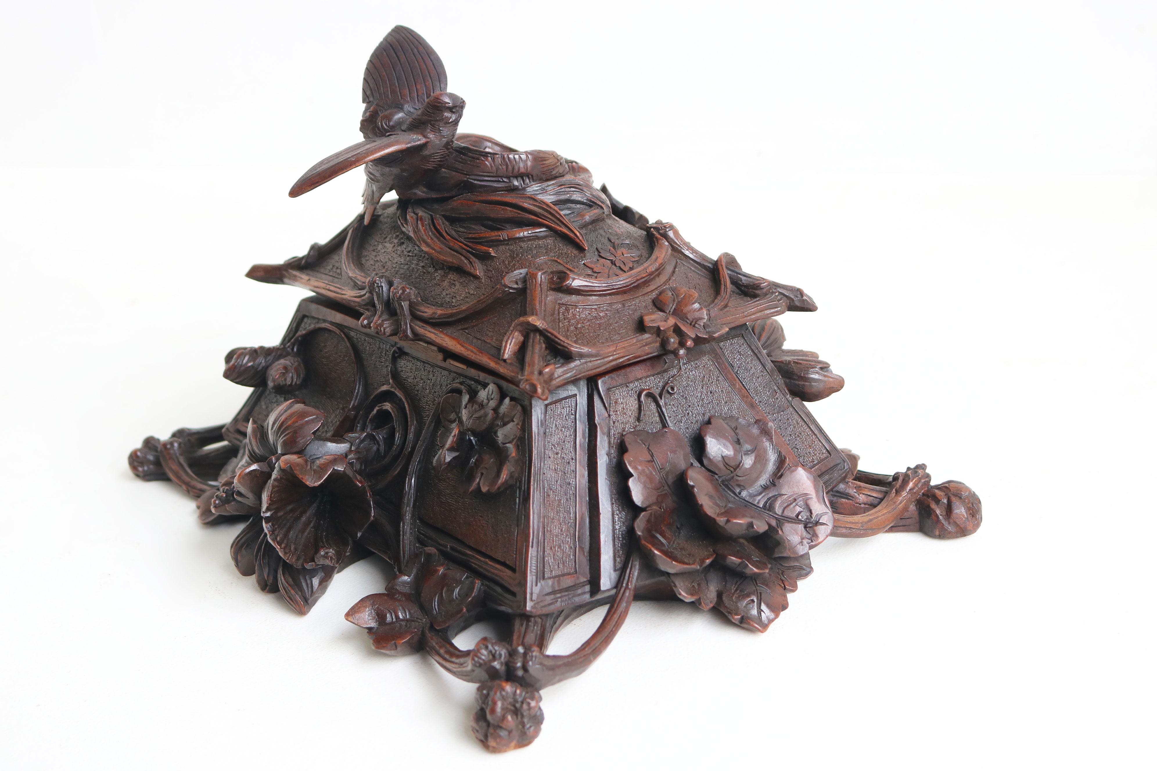 Exquise boîte à bijoux en noyer ouvertement sculptée au 19e siècle en Suisse Black Forest, oiseau en vente 1