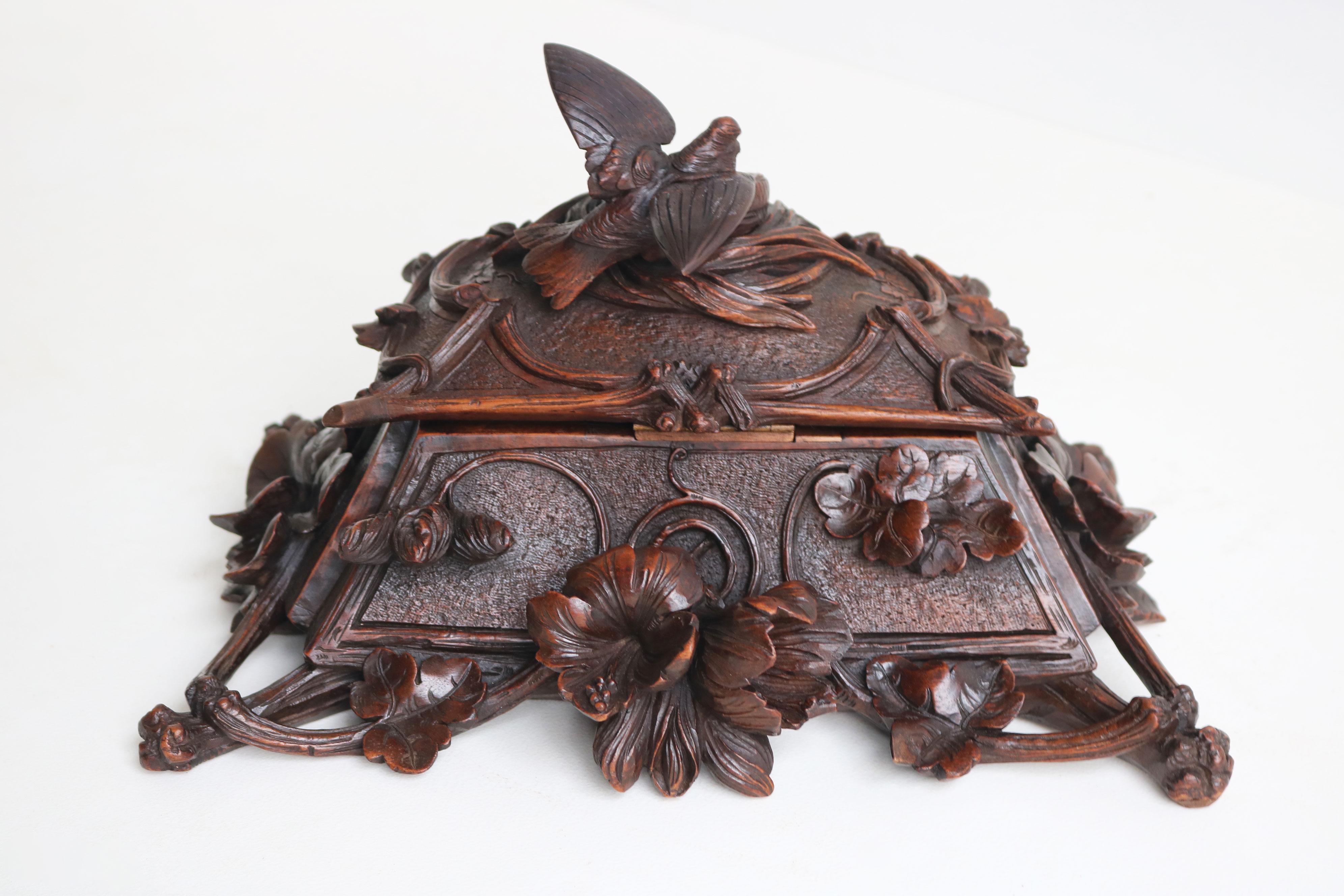 Exquise boîte à bijoux en noyer ouvertement sculptée au 19e siècle en Suisse Black Forest, oiseau en vente 2