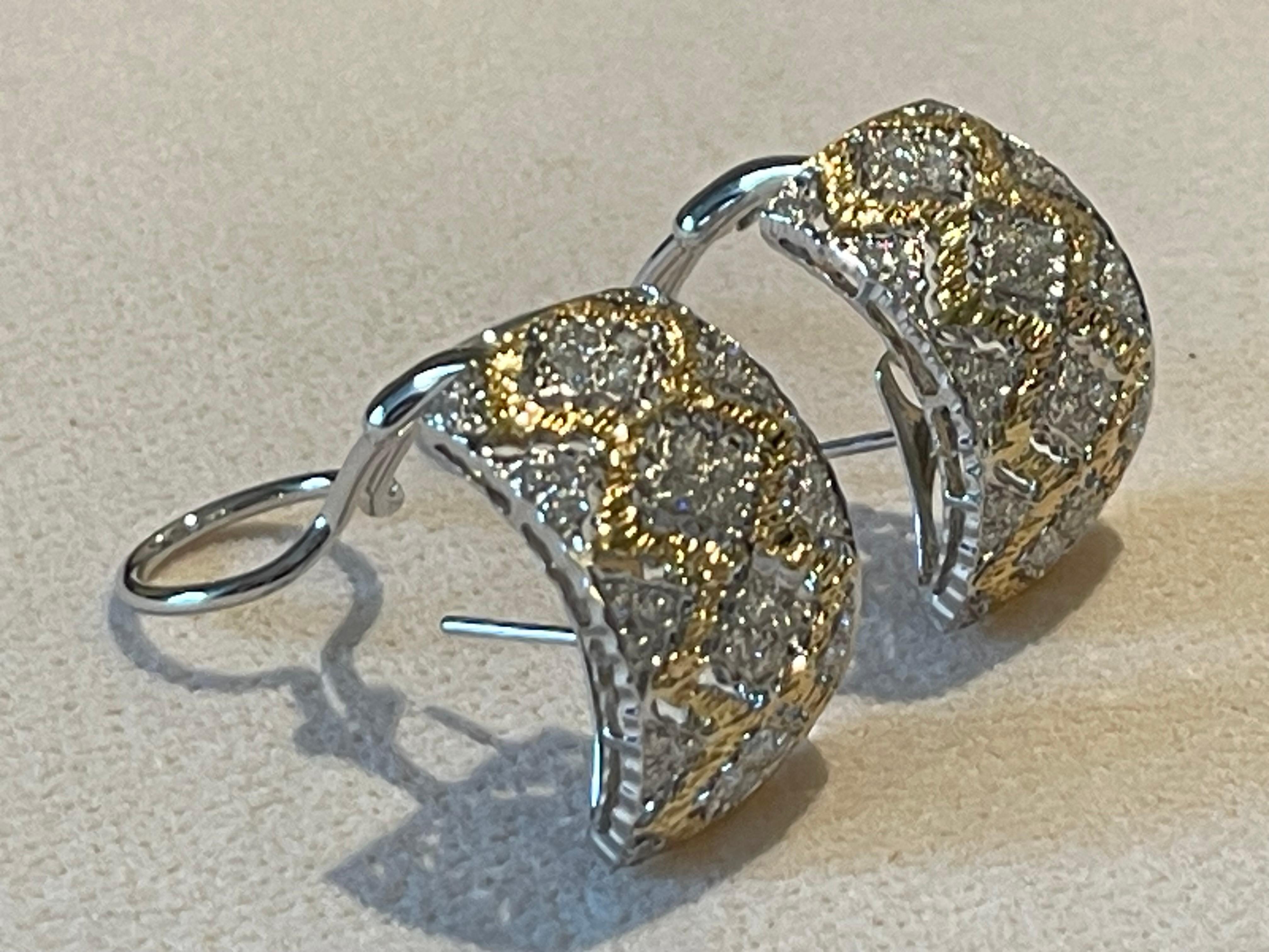 Exquisite durchbrochene filligrane 18 K Gelbweißgold Huggies Ohrringe Diamanten (Brillantschliff) im Angebot