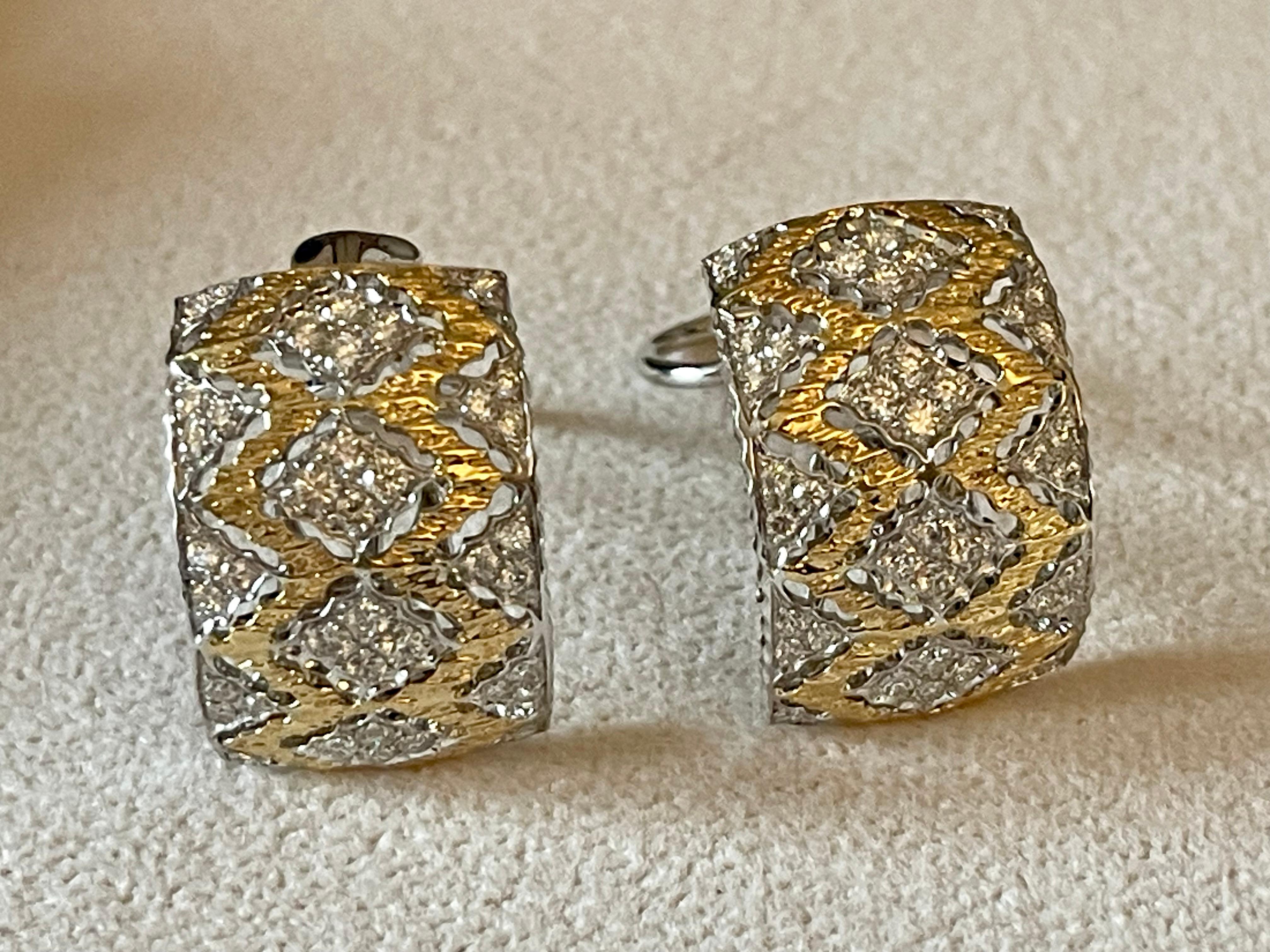 Exquises boucles d'oreilles huggies ajourées en or jaune et blanc 18 carats avec diamants en vente 3