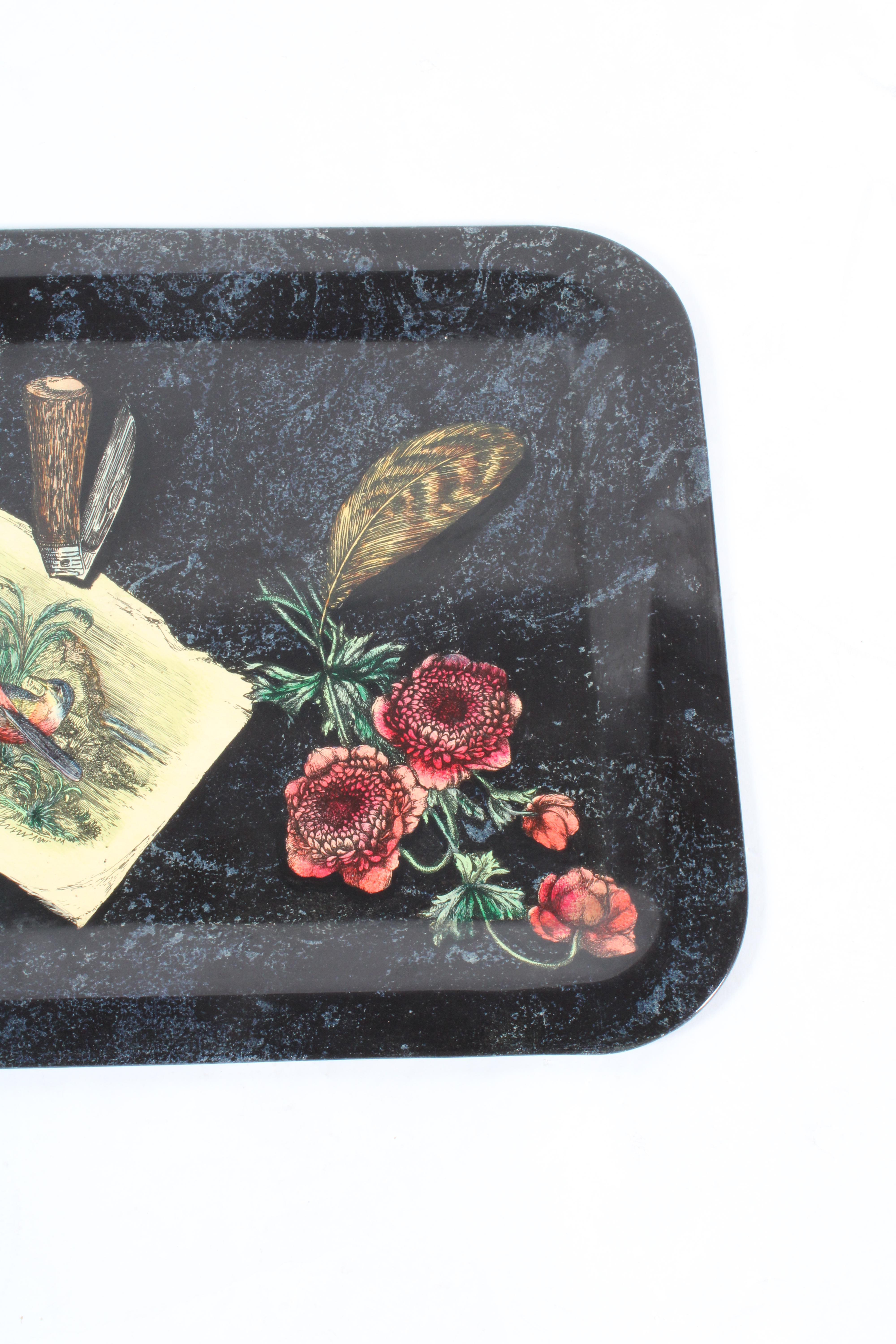 Exquisites originales Fornasetti Tablett um 1950 mit einem Label des Herstellers am Boden. Litografischer Transferdruck auf Aluminium, der einen schönen Vogel und ein Blumenarrangement zeigt. Ein Muss für jeden Sammler von Fornasetti und