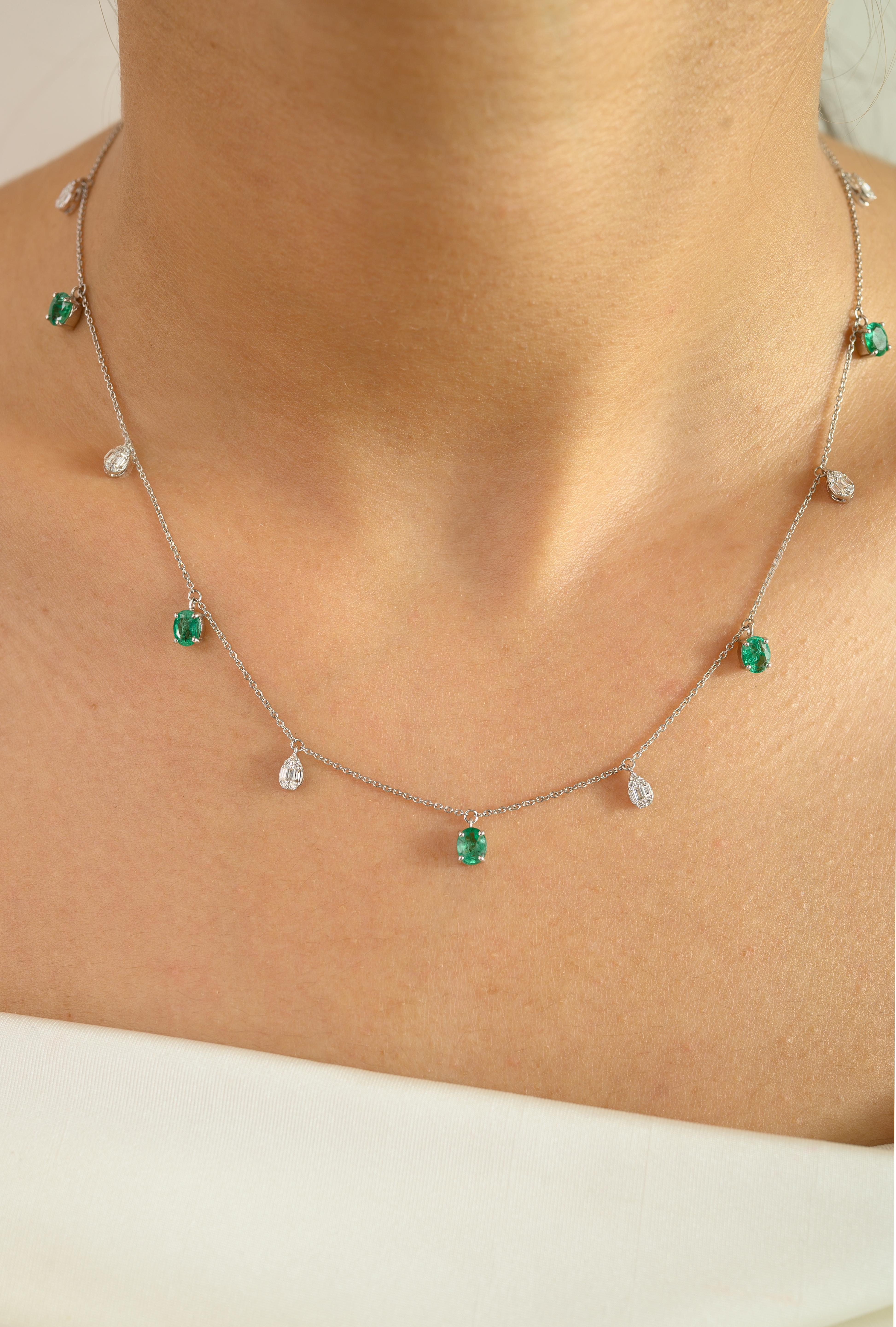 Délicat équilibre entre élégance et éclat, ce collier raffiné est réalisé en or blanc 14k et présente un gracieux arrangement d'émeraudes vives totalisant 1,755 carats, alternées avec des diamants scintillants pesant 0,324 carats. Chaque pierre est