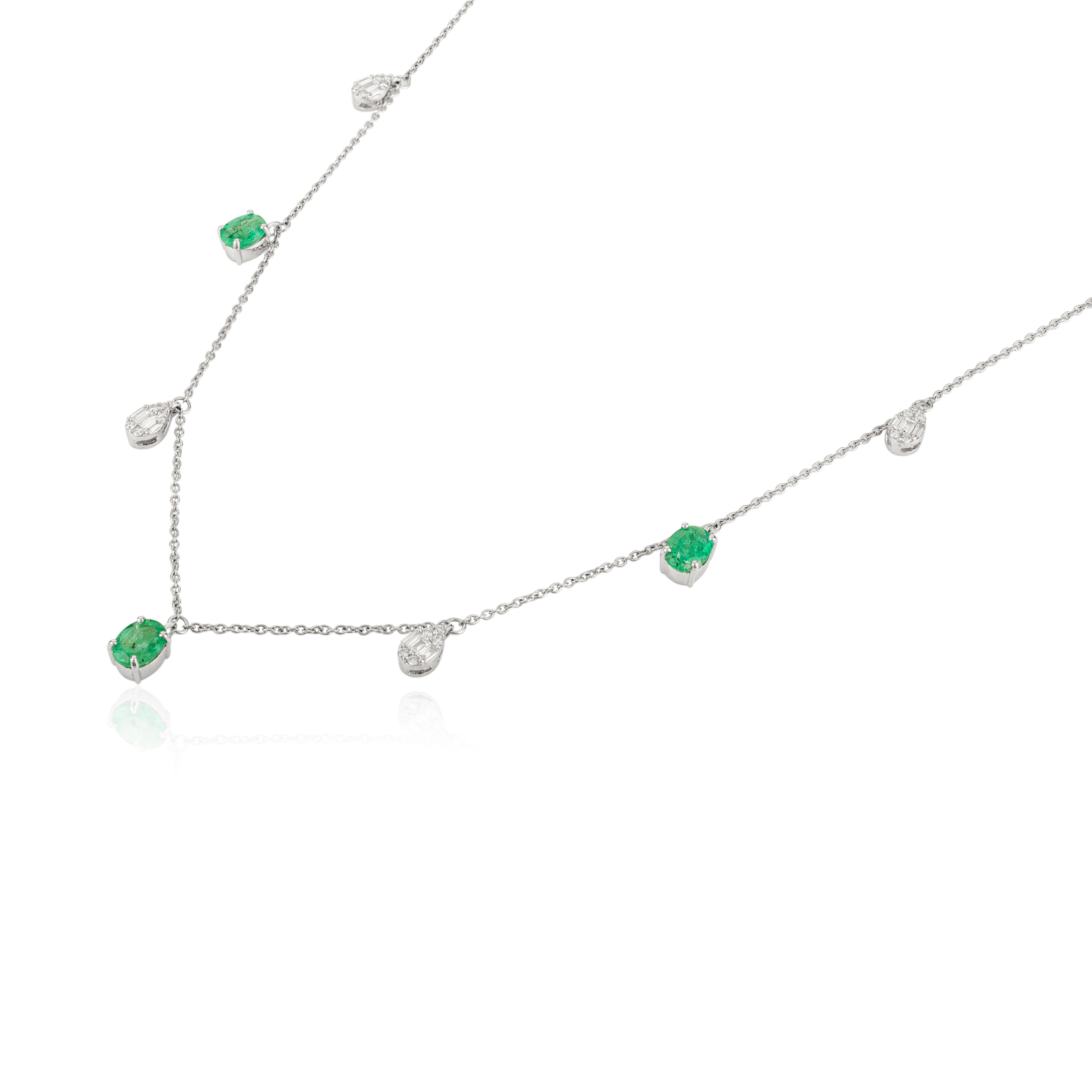 Moderne Collier à breloques en or blanc 14K avec émeraude ovale et diamant exquis Bijoux fins en vente