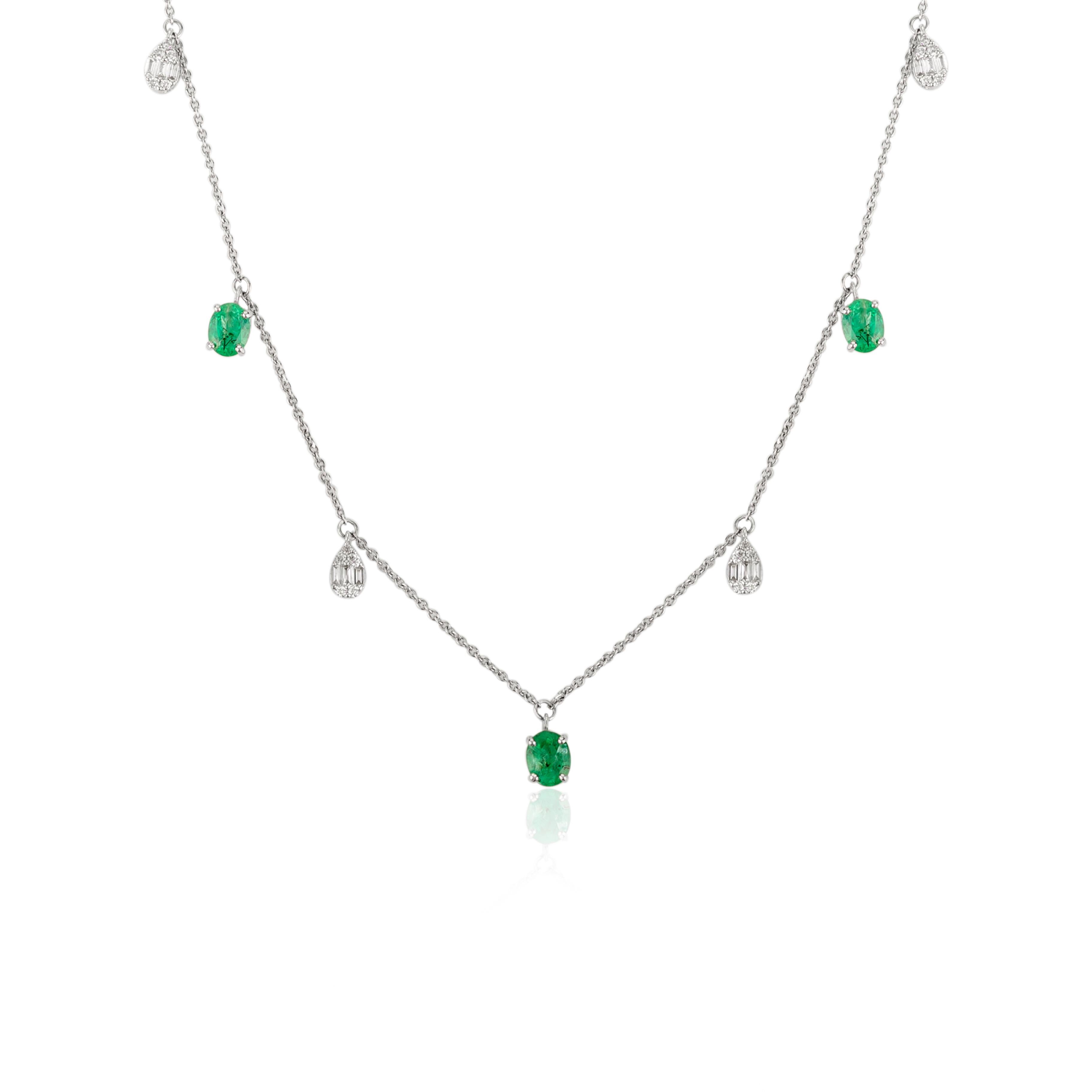 Collier à breloques en or blanc 14K avec émeraude ovale et diamant exquis Bijoux fins Neuf - En vente à New York, NY