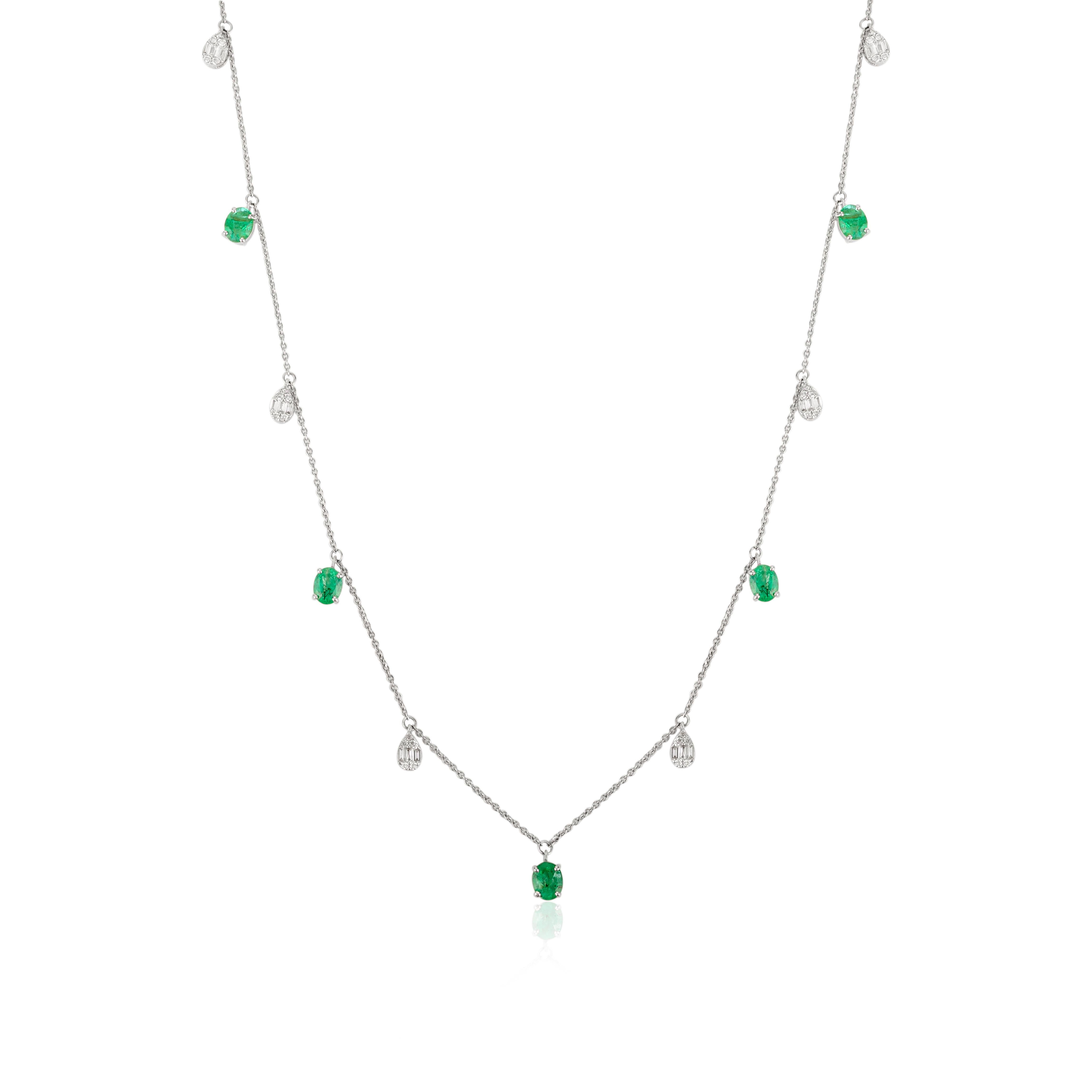 Collier à breloques en or blanc 14K avec émeraude ovale et diamant exquis Bijoux fins en vente 1