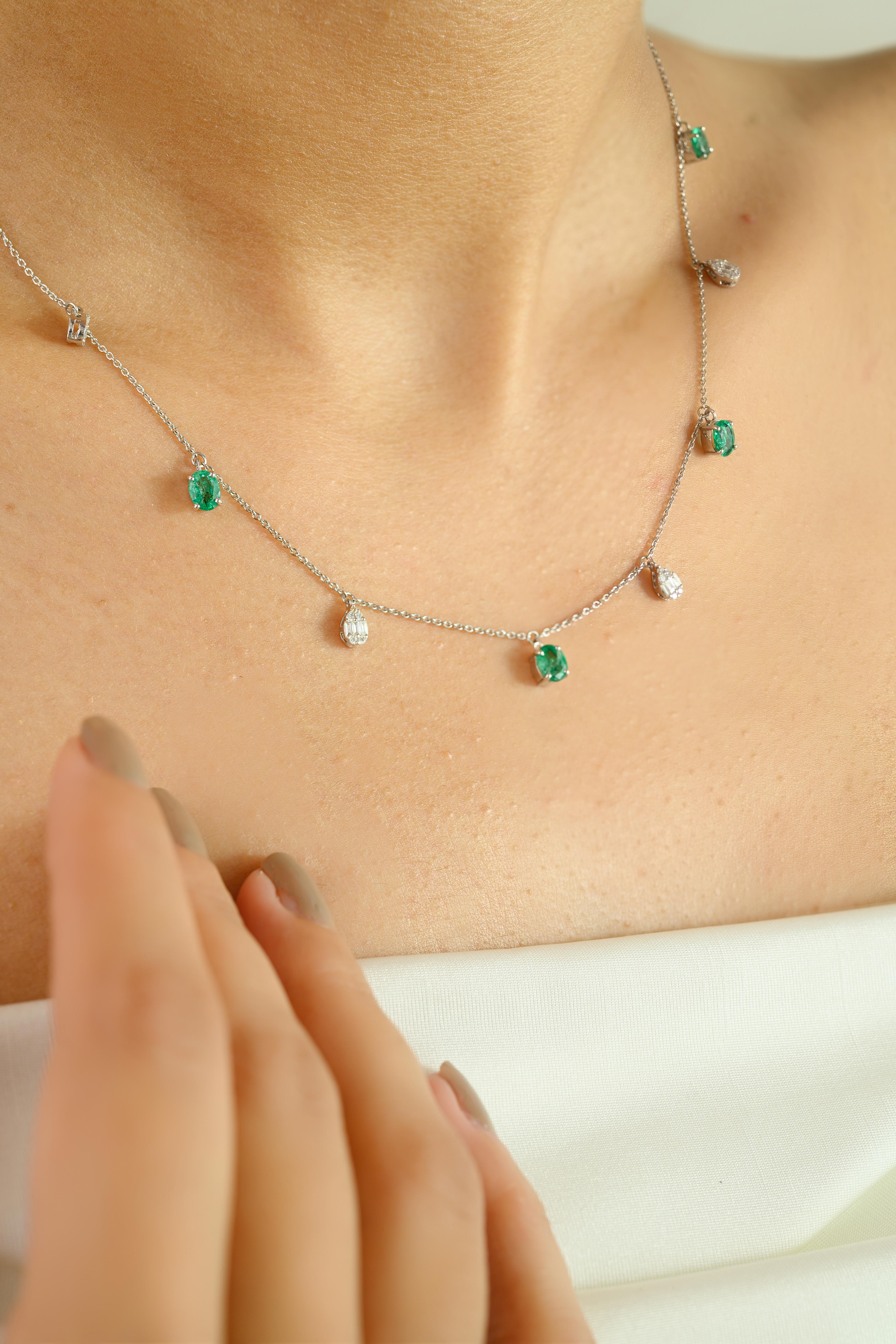Collier à breloques en or blanc 14K avec émeraude ovale et diamant exquis Bijoux fins en vente 2