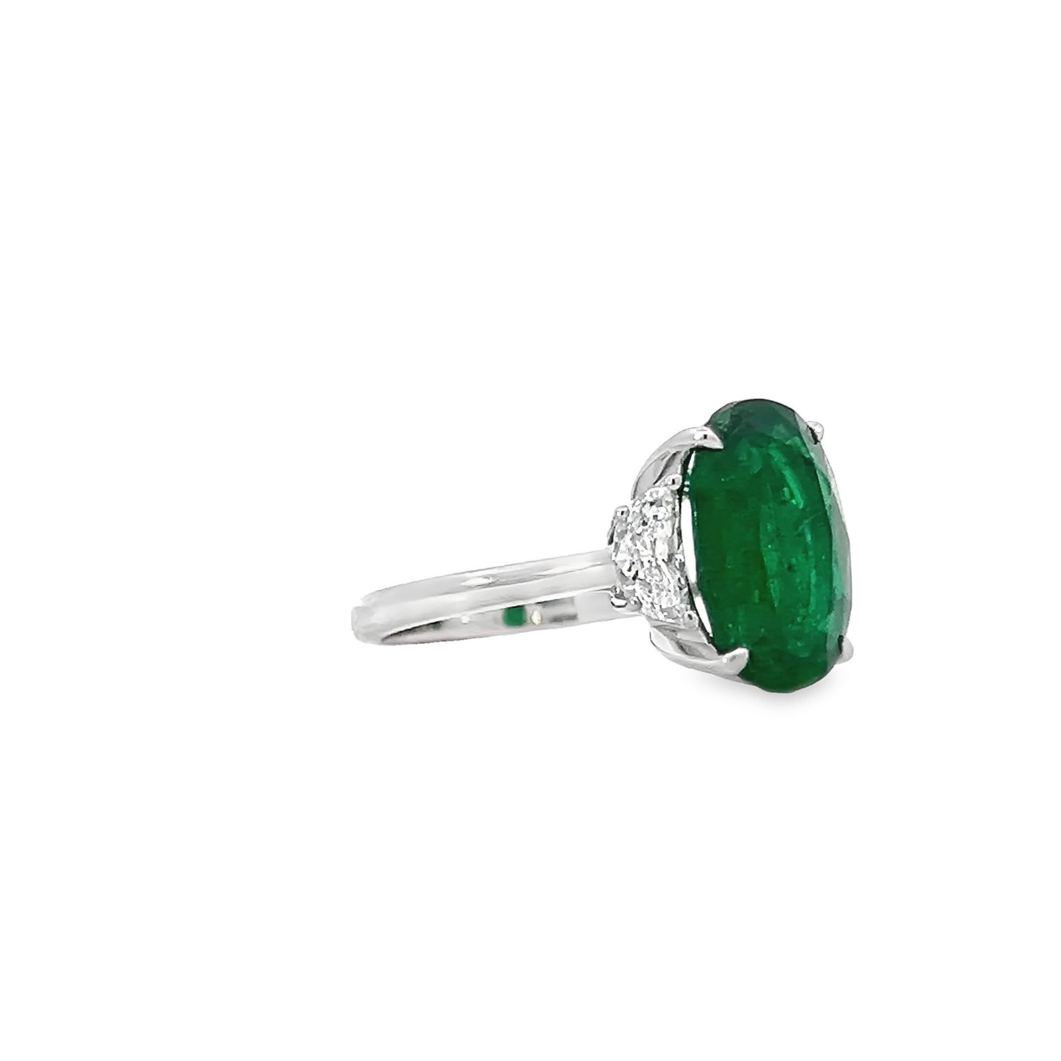Exquisito Anillo de Compromiso Ovalado con Halo de Esmeraldas y Diamantes - Elegancia atemporal en Nuevo estado para la venta en Great Neck Plaza, NY