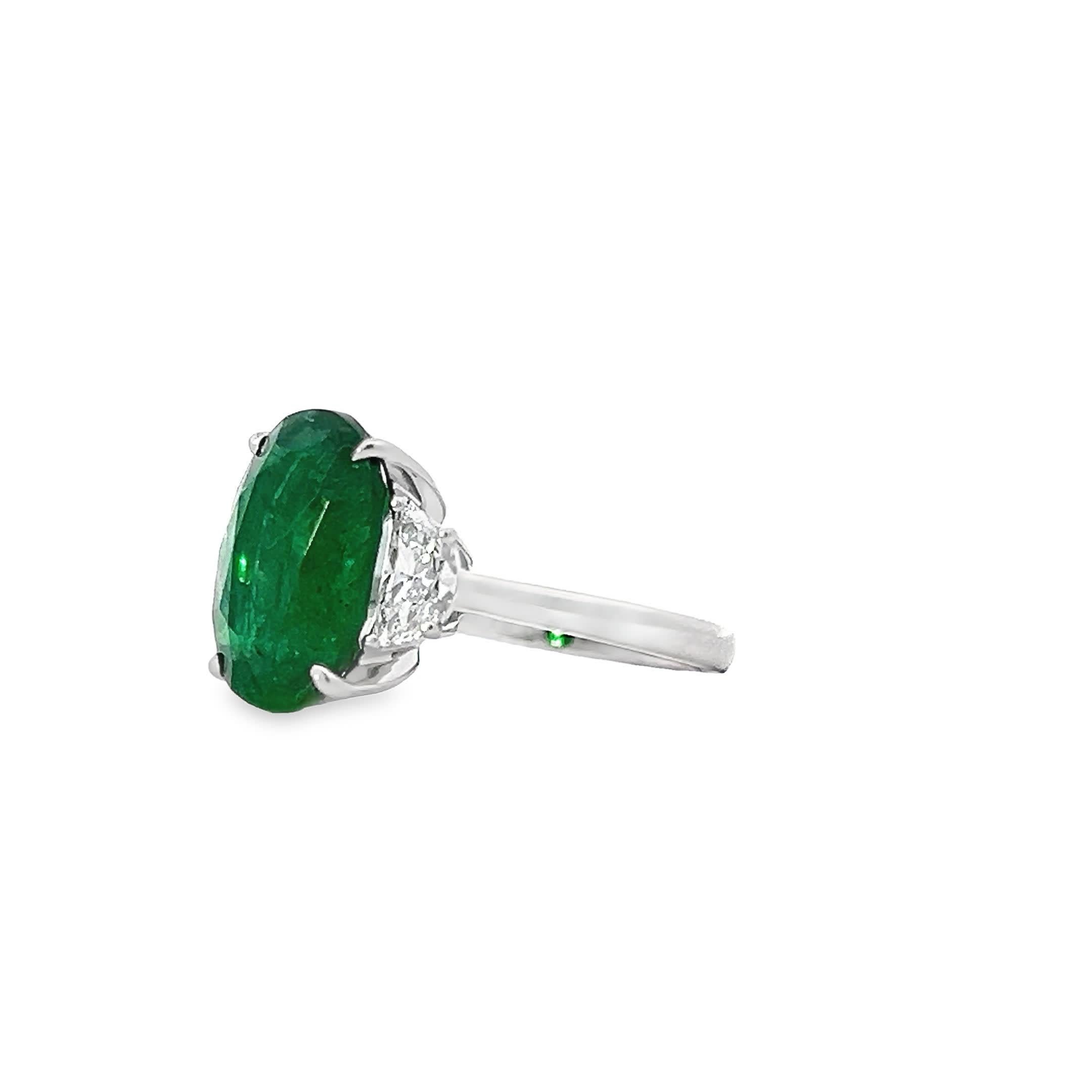 De las mujeres Exquisito Anillo de Compromiso Ovalado con Halo de Esmeraldas y Diamantes - Elegancia atemporal en venta