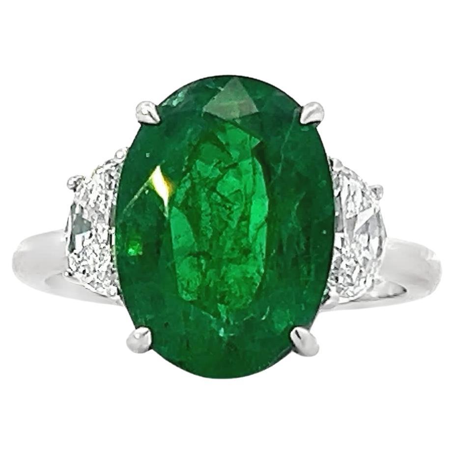 Exquisite Oval Emerald & Diamond Halo Engagement Ring - Timeless Elegance