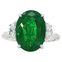 Exquisite Oval Emerald & Diamond Halo Engagement Ring - Timeless Elegance