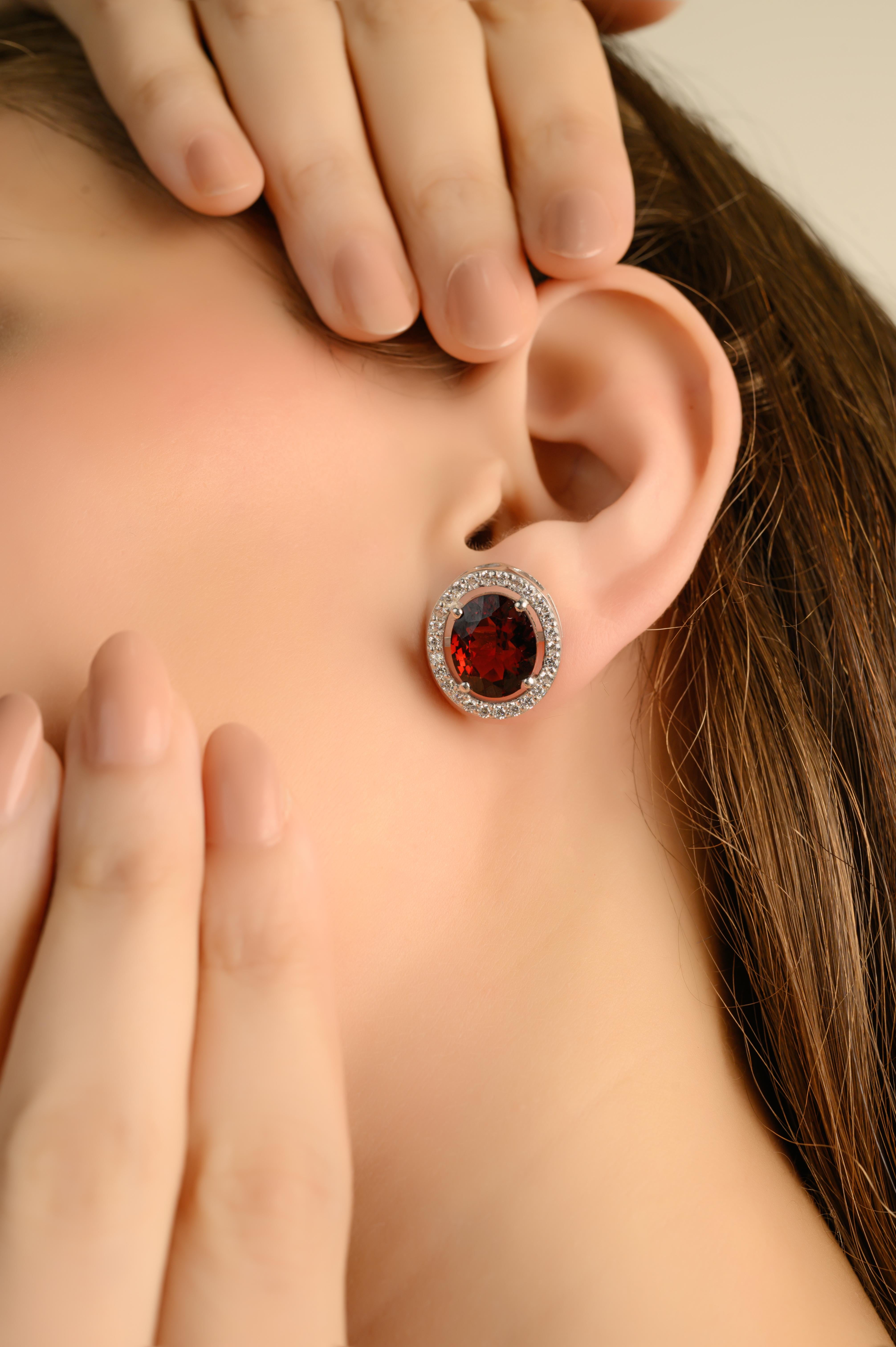 Donna Squisiti orecchini ovali con granato rosso e zircone aureolato per lei in argento sterling in vendita