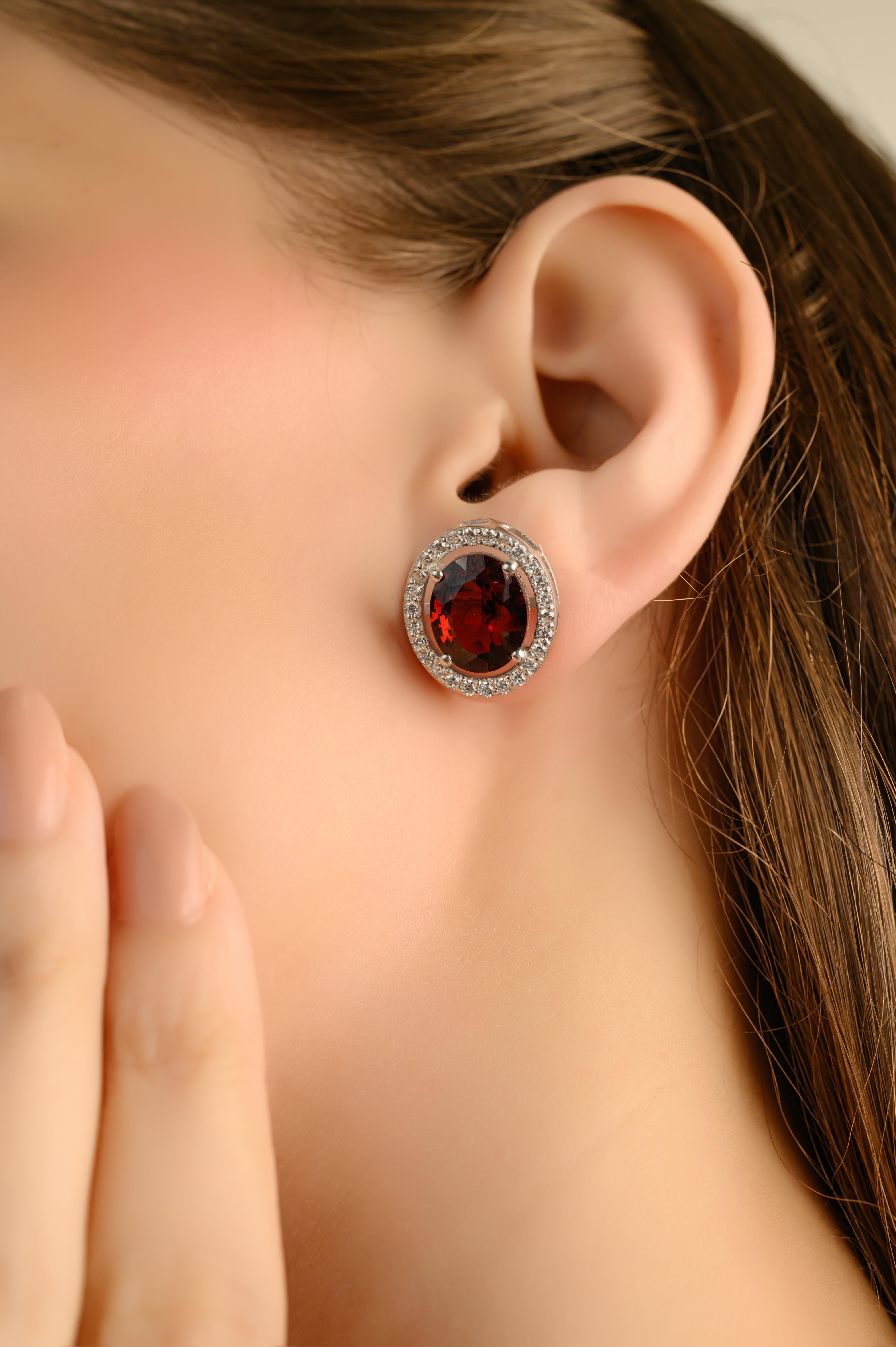 Taglio ovale Squisiti orecchini ovali con granato rosso e zircone aureolato per lei in argento sterling in vendita