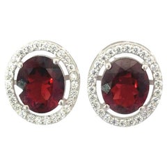 Exquisite ovale rote Granat Halo Zirkon Ohrstecker für Sie in Sterling Silber