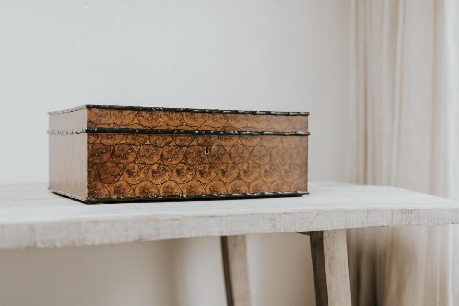 Exquisite ausziehbare Kasten aus geädertem Kastanienholz mit Austernmuster im Zustand „Starke Gebrauchsspuren“ im Angebot in Brecht, BE