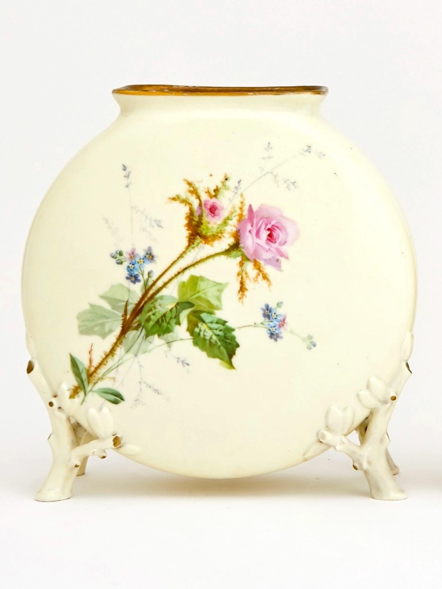 Paire exquise  Vases décoratifs anciens en porcelaine peints à la main en vente 2