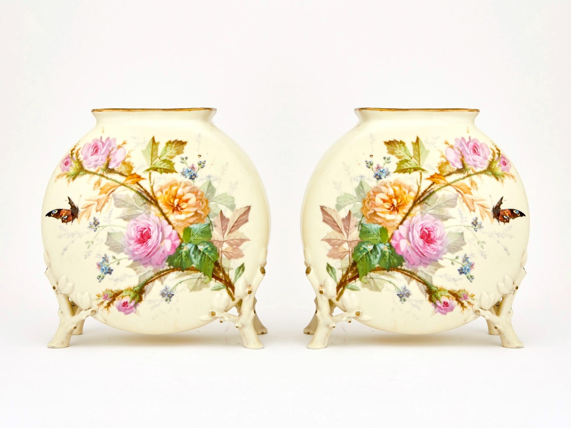 Paire exquise  Vases décoratifs anciens en porcelaine peints à la main en vente 3