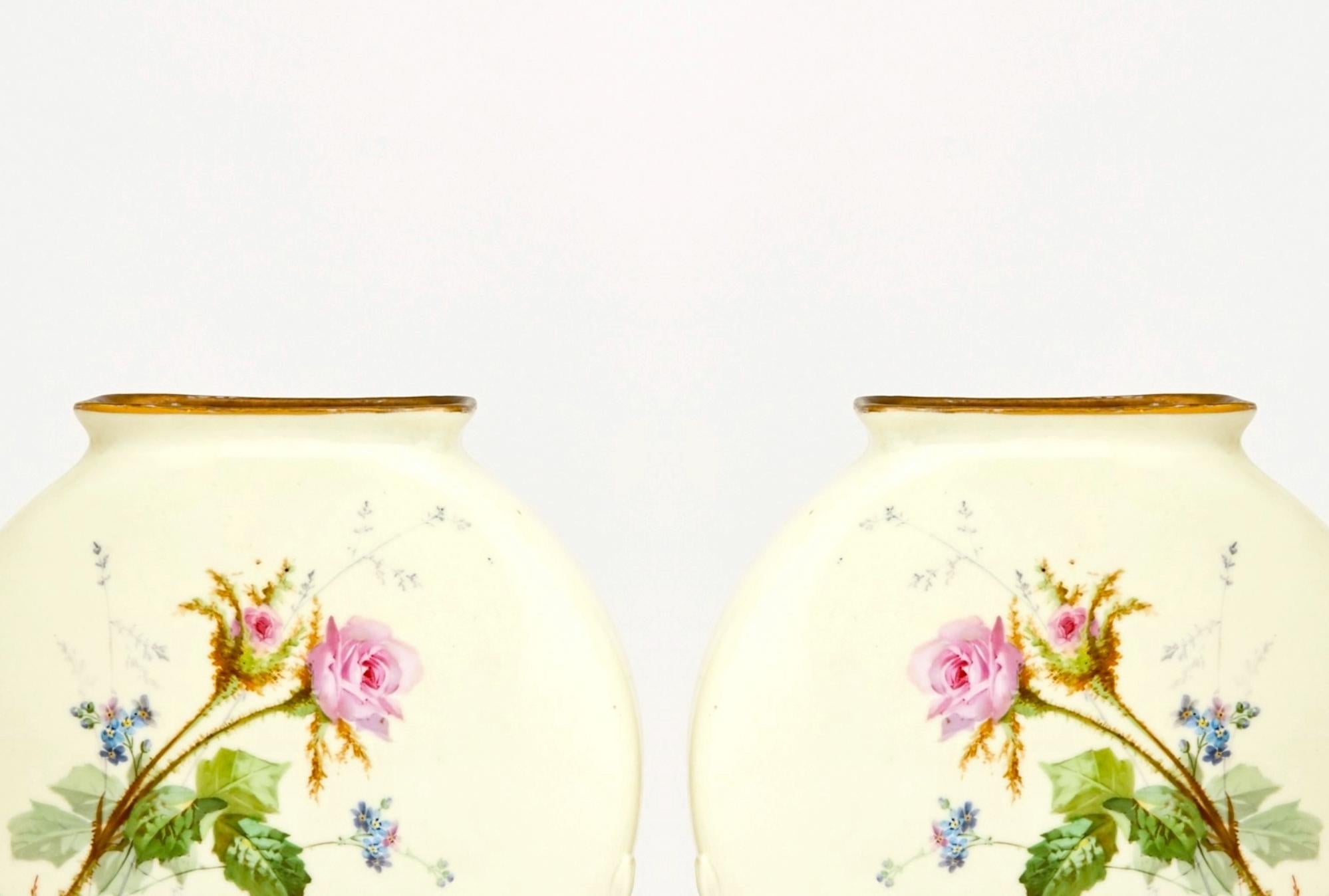 Queen Anne Paire exquise  Vases décoratifs anciens en porcelaine peints à la main en vente
