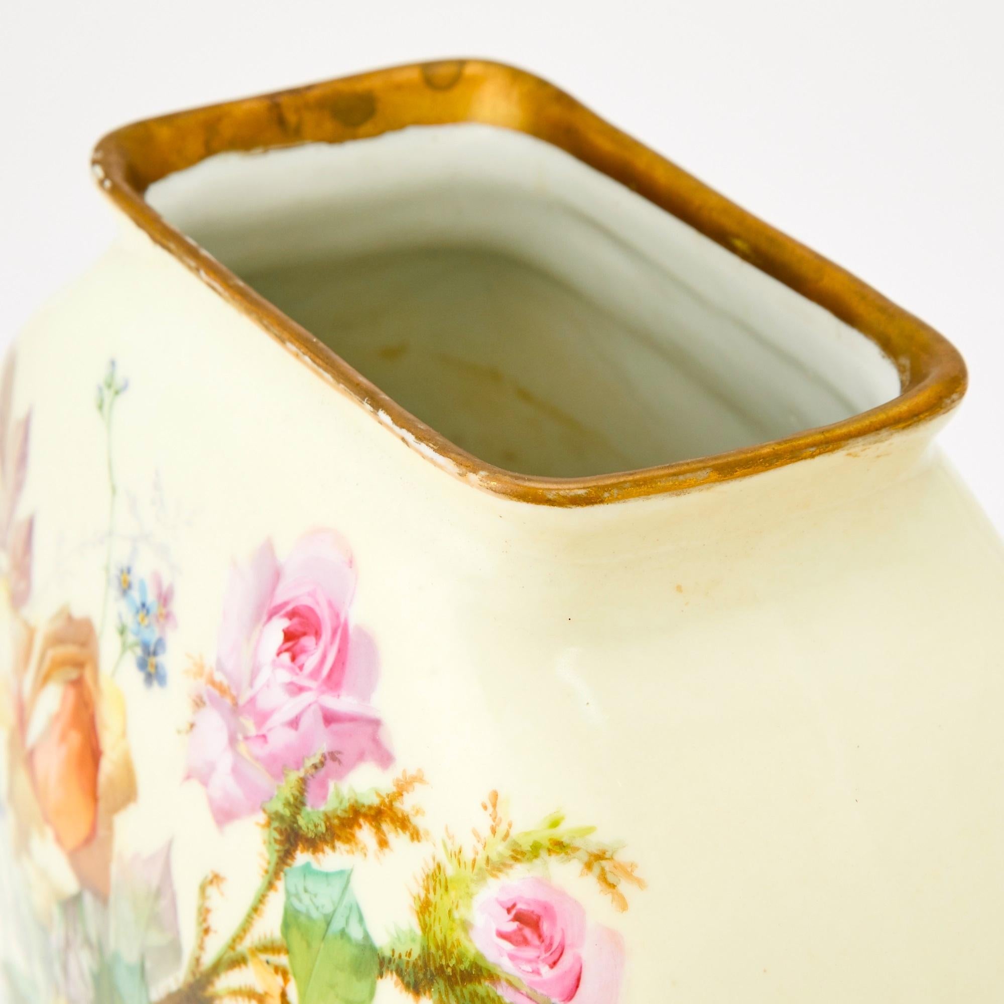Autrichien Paire exquise  Vases décoratifs anciens en porcelaine peints à la main en vente