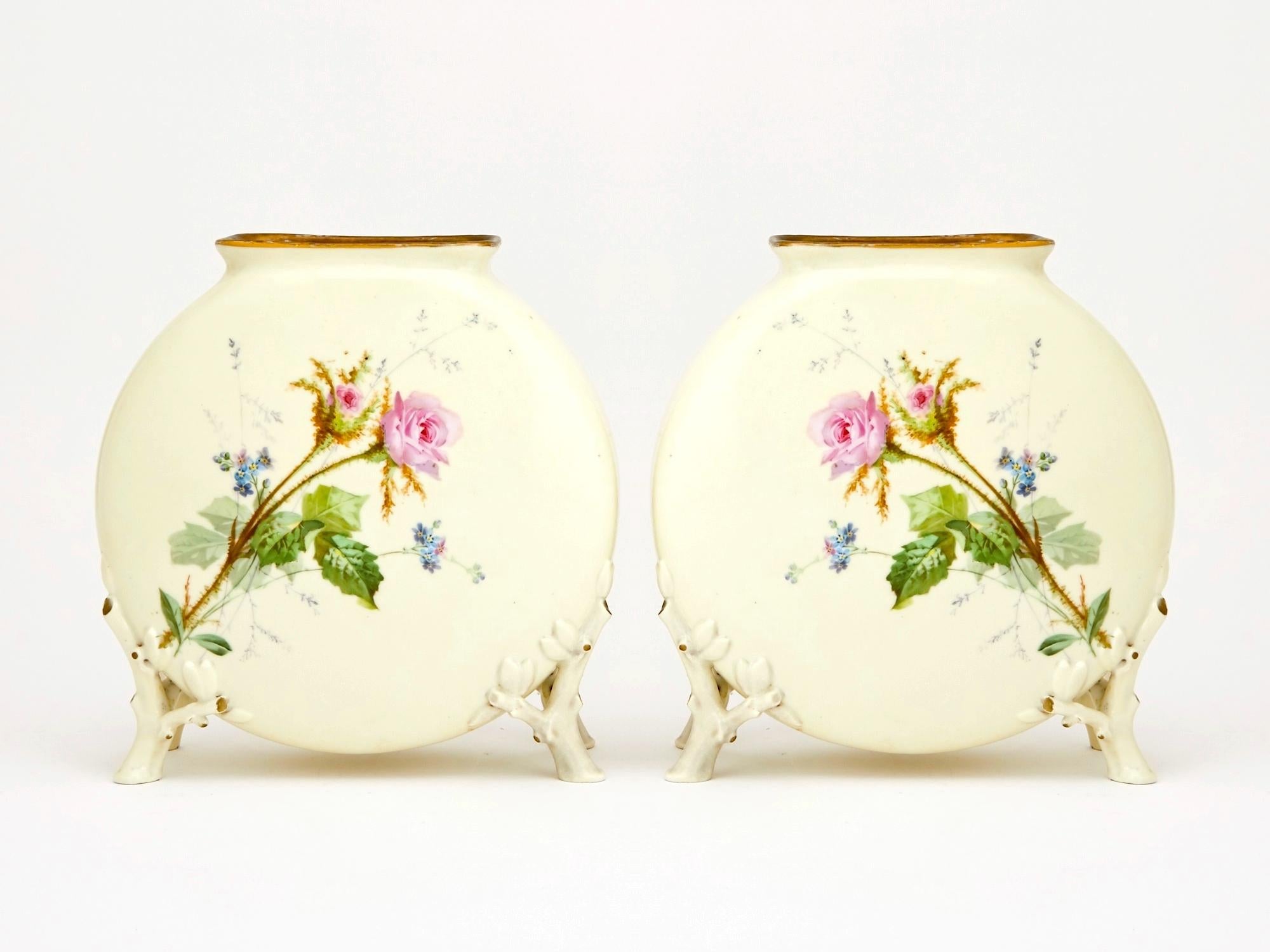 Début du XIXe siècle Paire exquise  Vases décoratifs anciens en porcelaine peints à la main en vente