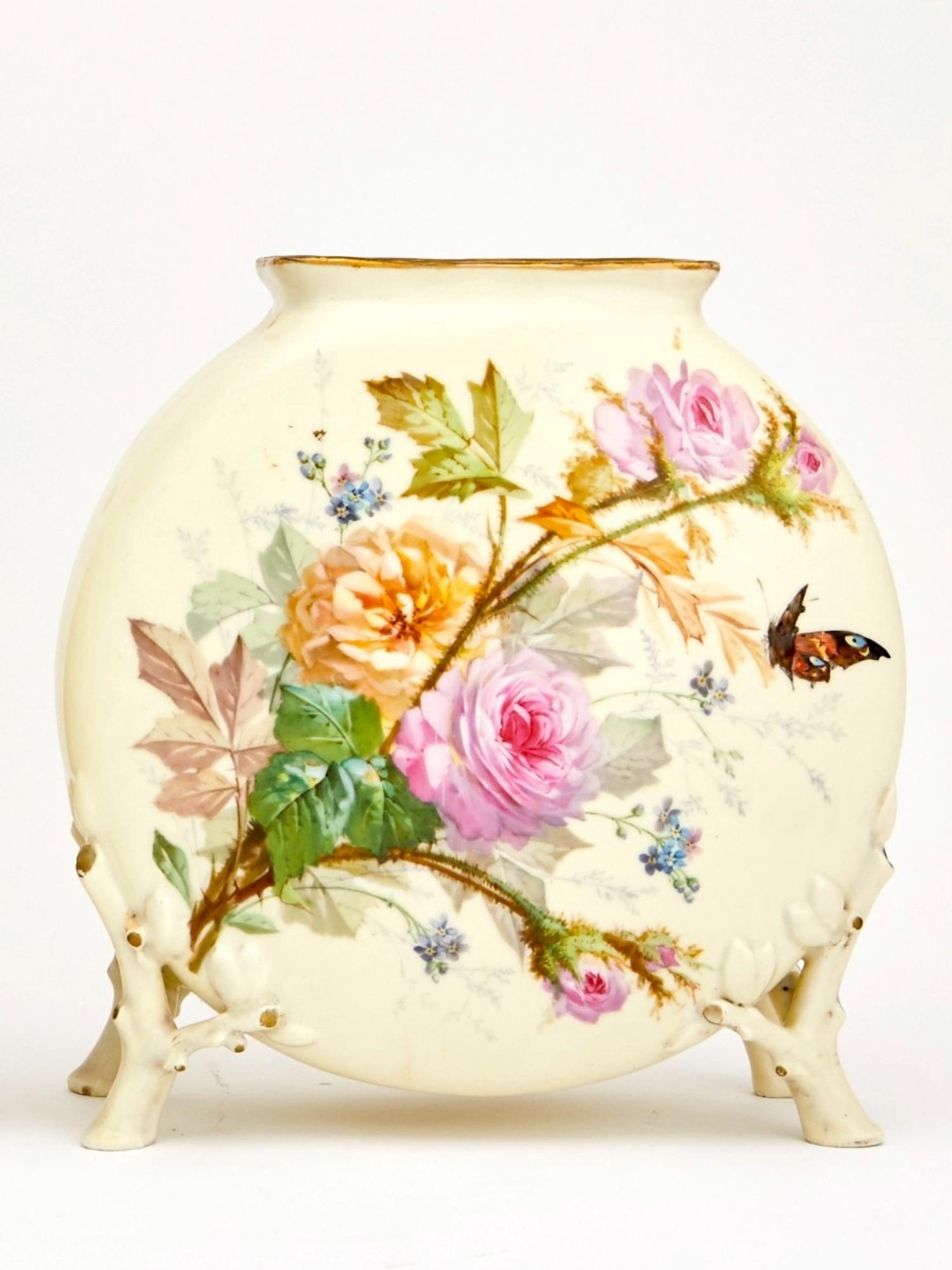 Paire exquise  Vases décoratifs anciens en porcelaine peints à la main en vente 1