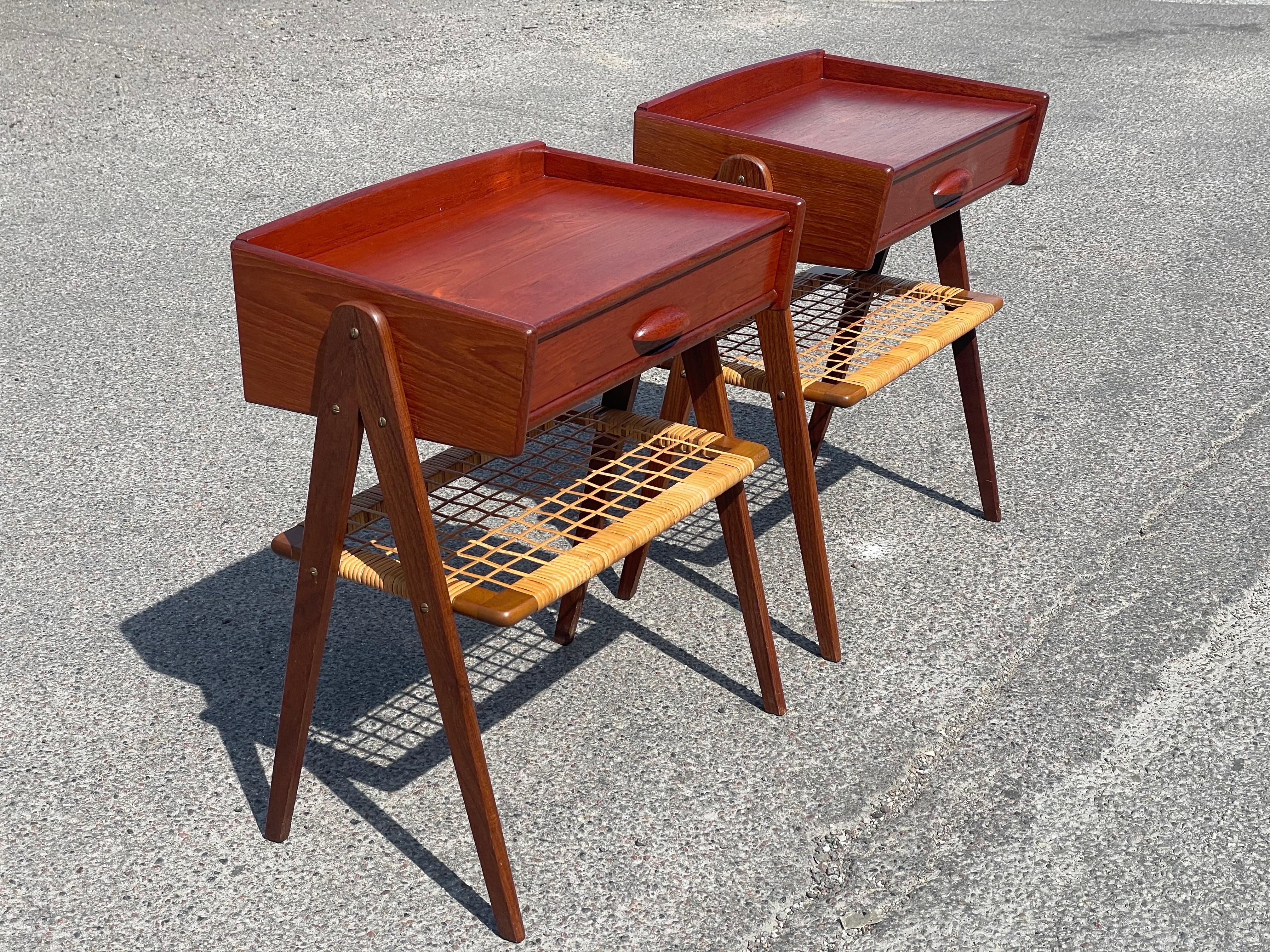 Paire de tables de nuit Søren Rasmussen des années 1960. Fabriquée à partir d'un riche teck, chaque table de nuit présente un design épuré et minimaliste qui incarne la sophistication moderne du milieu du siècle. Le tiroir unique offre un rangement