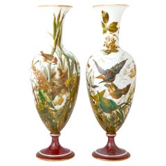 Exquisites Paar französischer handbemalter Opaline-Glasvasen des 19.