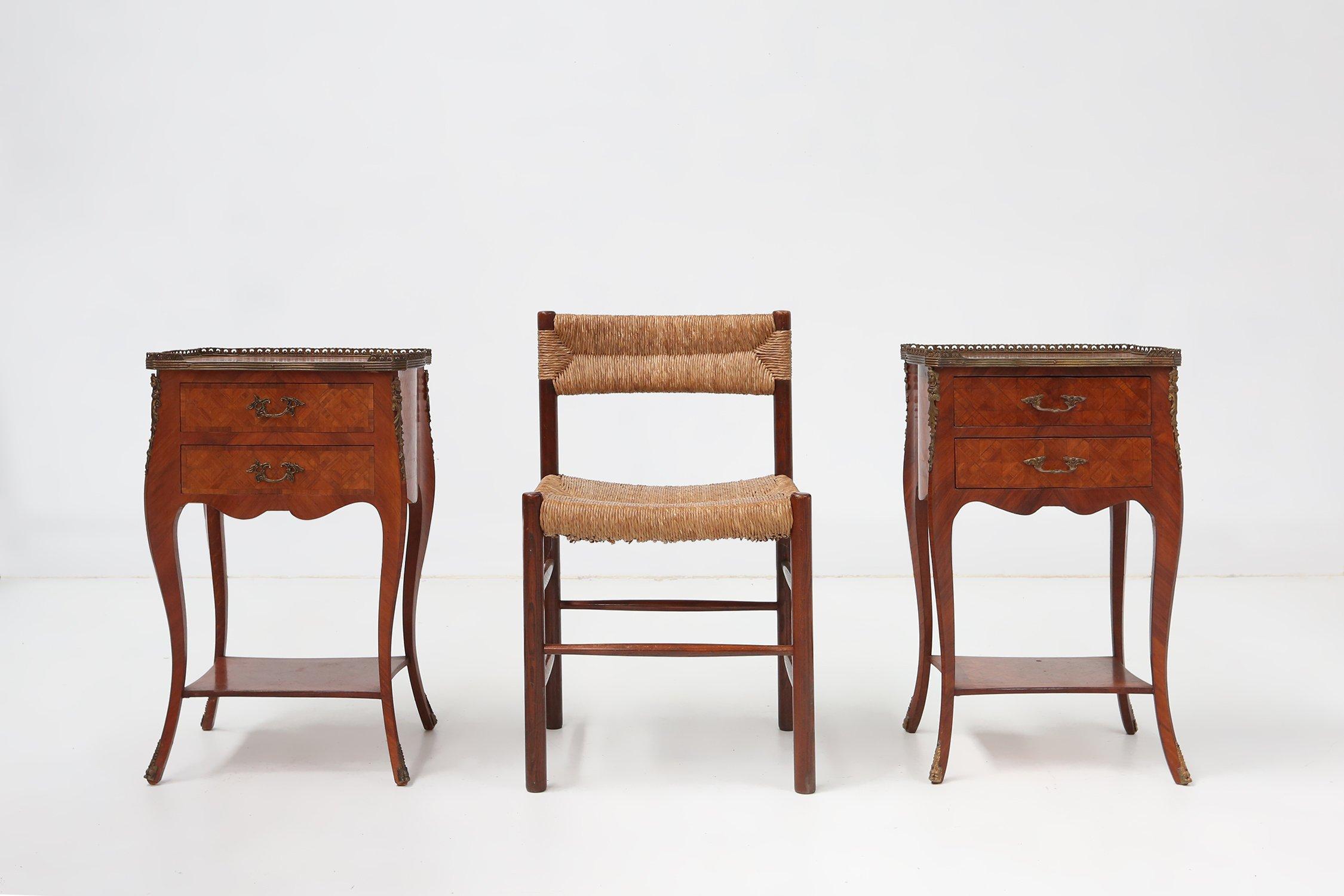 Belgique / 1950 / ensemble de 2 tables de nuit / bois et laiton / Louis XVI 

Elegante paire de 2 tables de nuit Louis XVI fabriquées en Belgique vers 1950. L'artisanat, le souci de la qualité et du détail caractérisent ces tables. Les tables