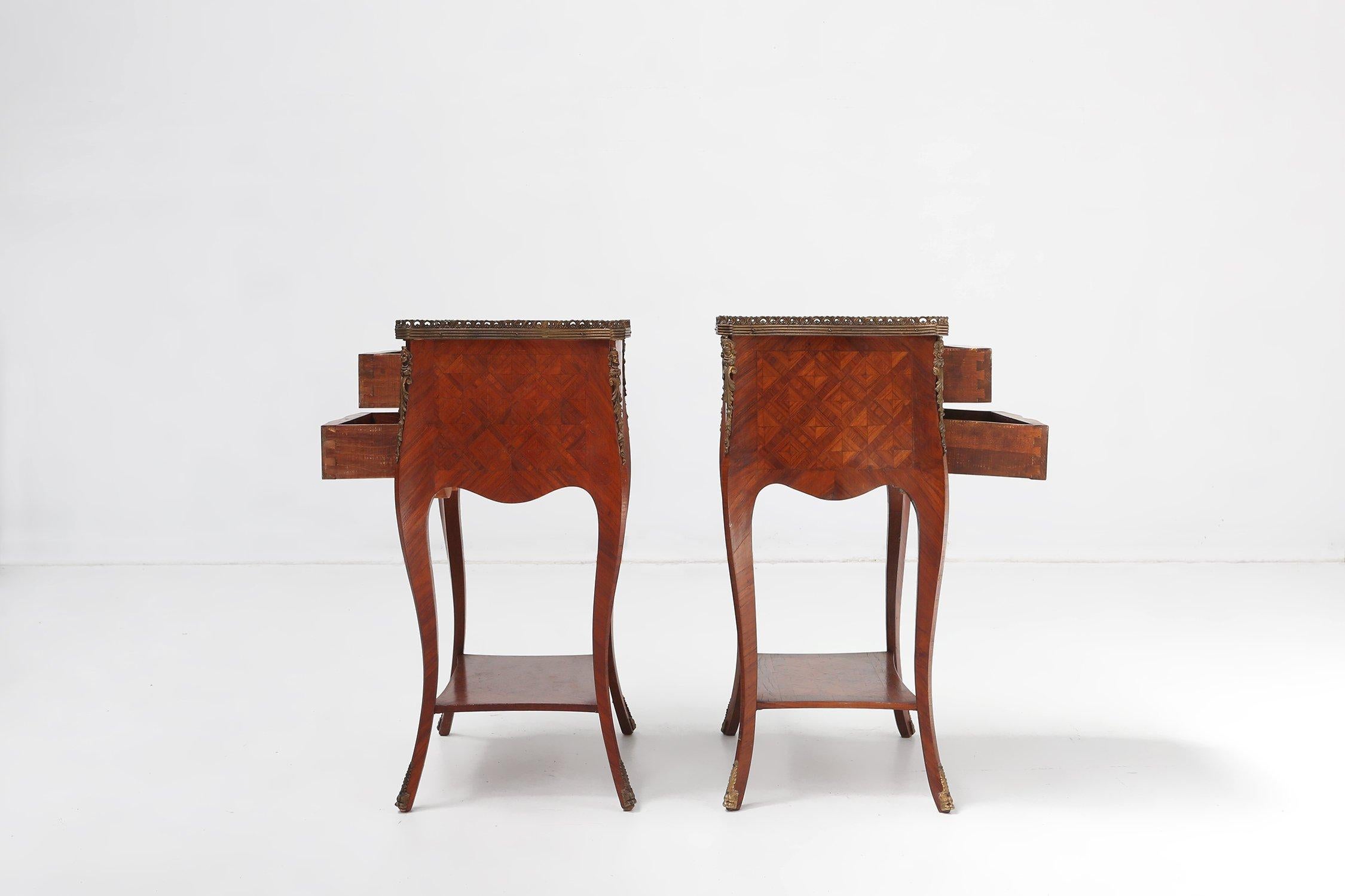 Laiton Paire exquise de 2 tables de nuit Louis XVI, Belgique, vers 1950 en vente