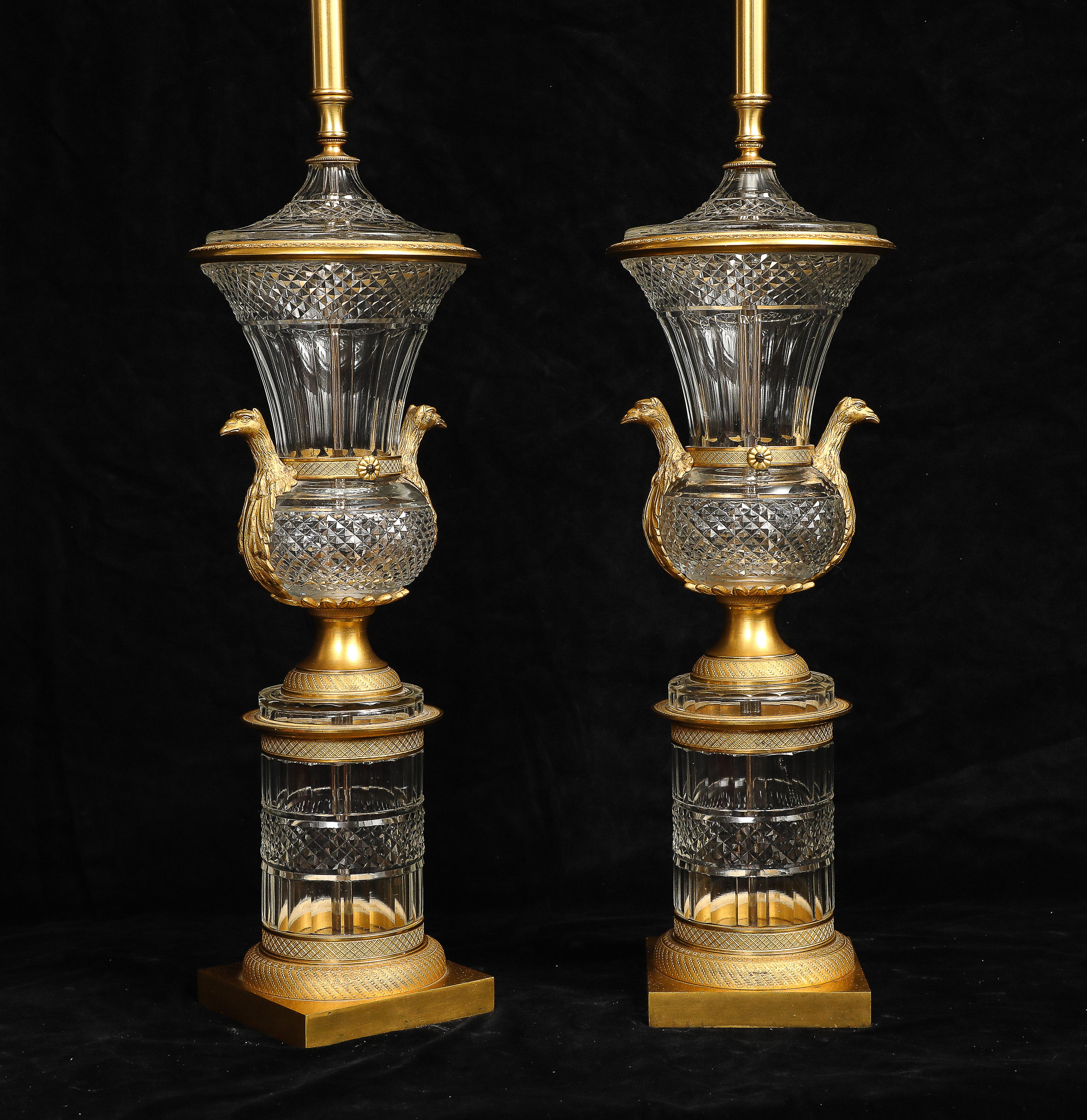 Exquisites Paar antiker französischer Kristall- und Dore-Bronze-Urnen/Lampen, montiert im Angebot 3