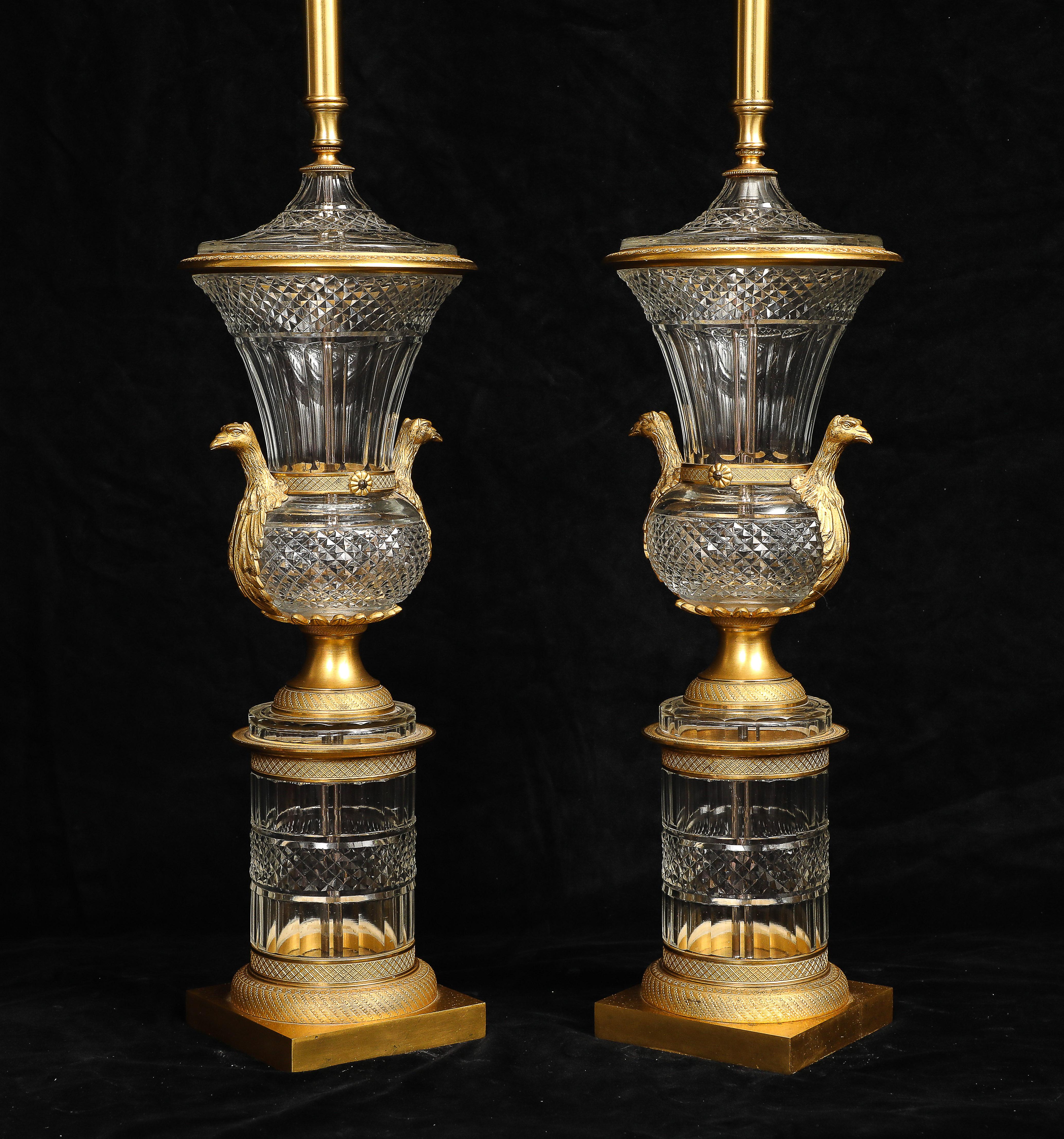 Exquisites Paar antiker französischer Kristall- und Dore-Bronze-Urnen/Lampen, montiert im Angebot 4